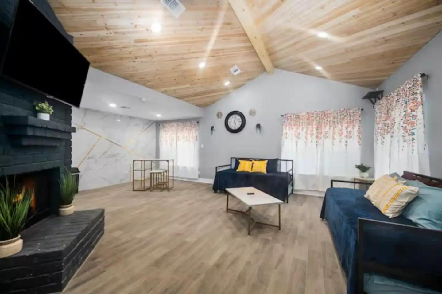 Spacious 1BR Galleria Apt with Pool & Free Park