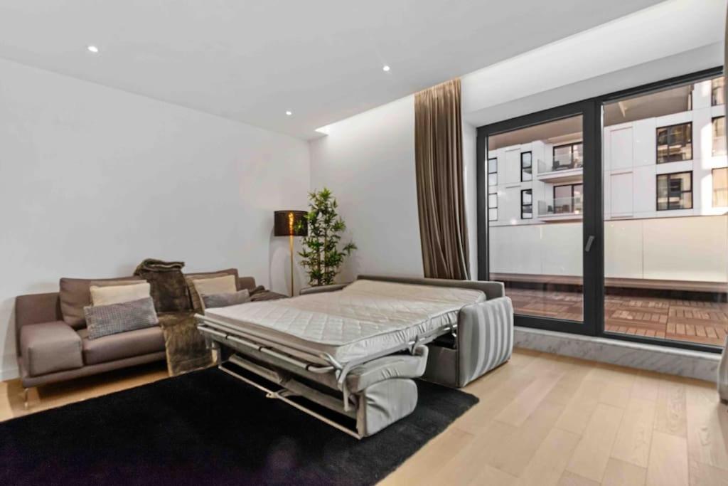 Luxurious Vibe In the Business Center, City Views