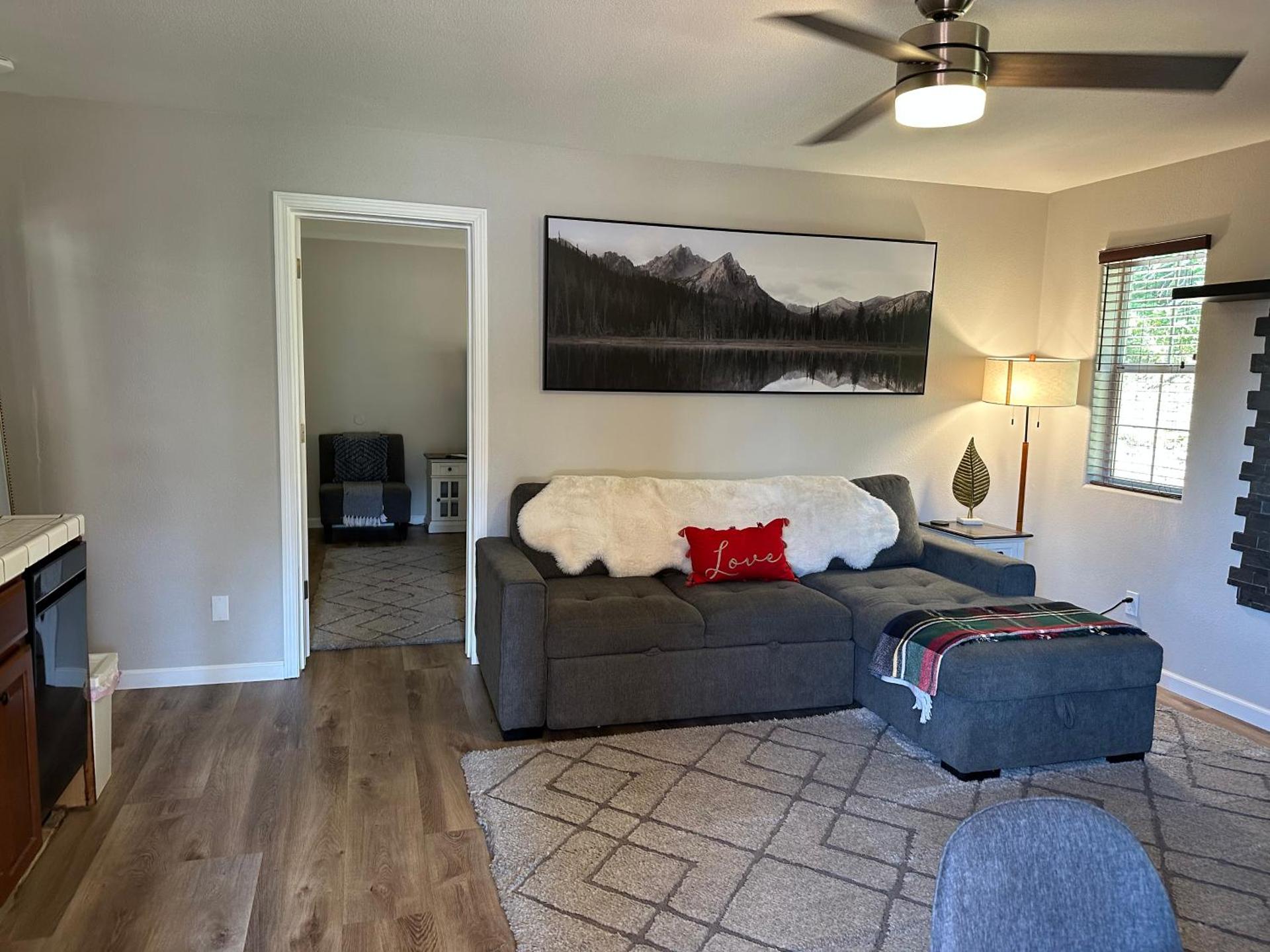 YoBee! Park Reservation Included! Heart of Yosemite - Homey Studios and Breakfast