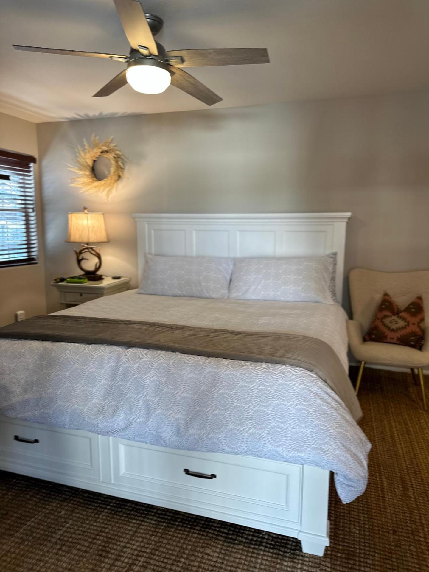 YoBee! Park Reservation Included! Heart of Yosemite - Homey Studios and Breakfast