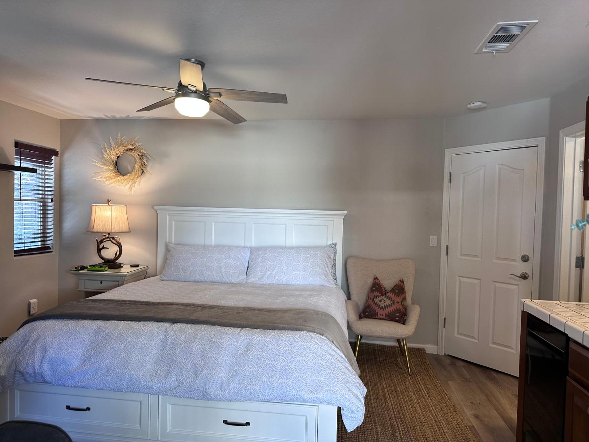 YoBee! Park Reservation Included! Heart of Yosemite - Homey Studios and Breakfast