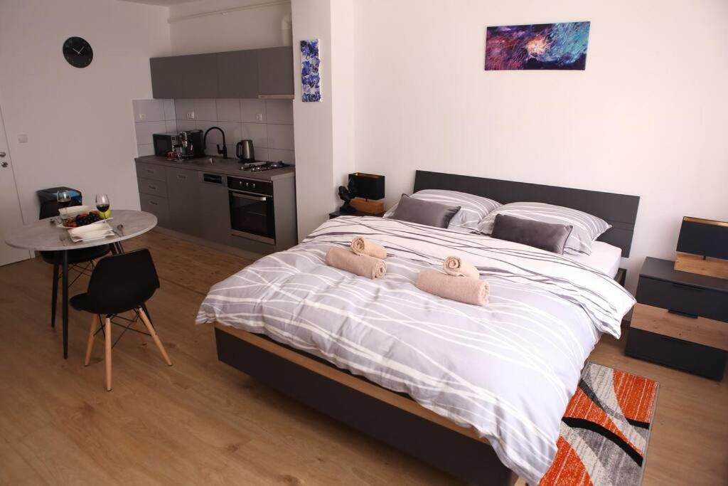 Modern apt in Dubec, ideal for couple