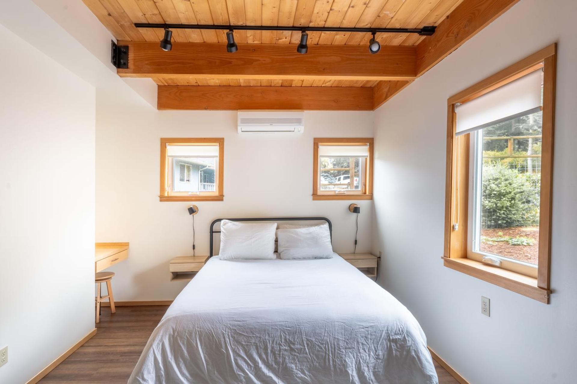 Stylish Deception Pass Retreat with Bay Views