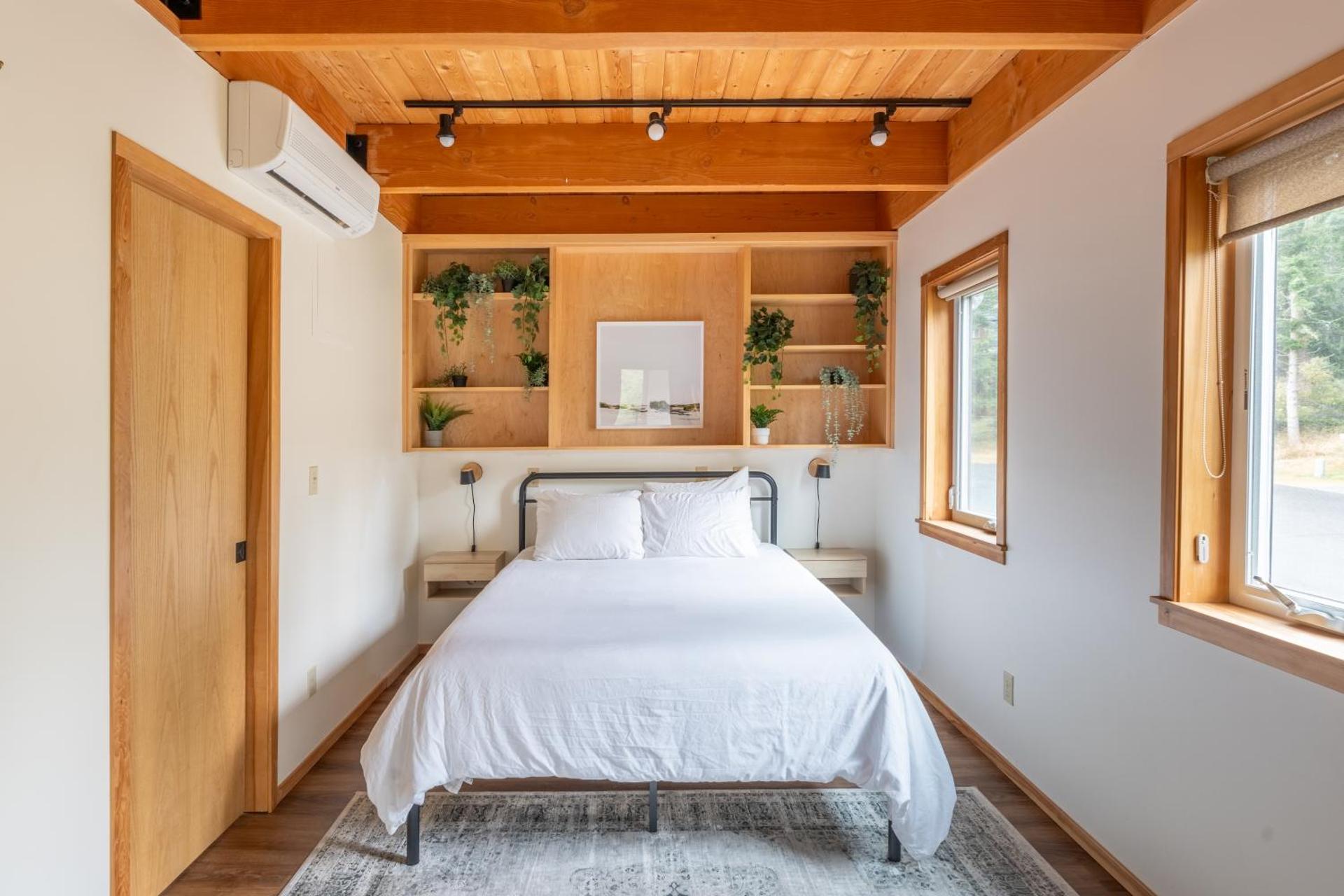 Stylish Deception Pass Retreat with Bay Views