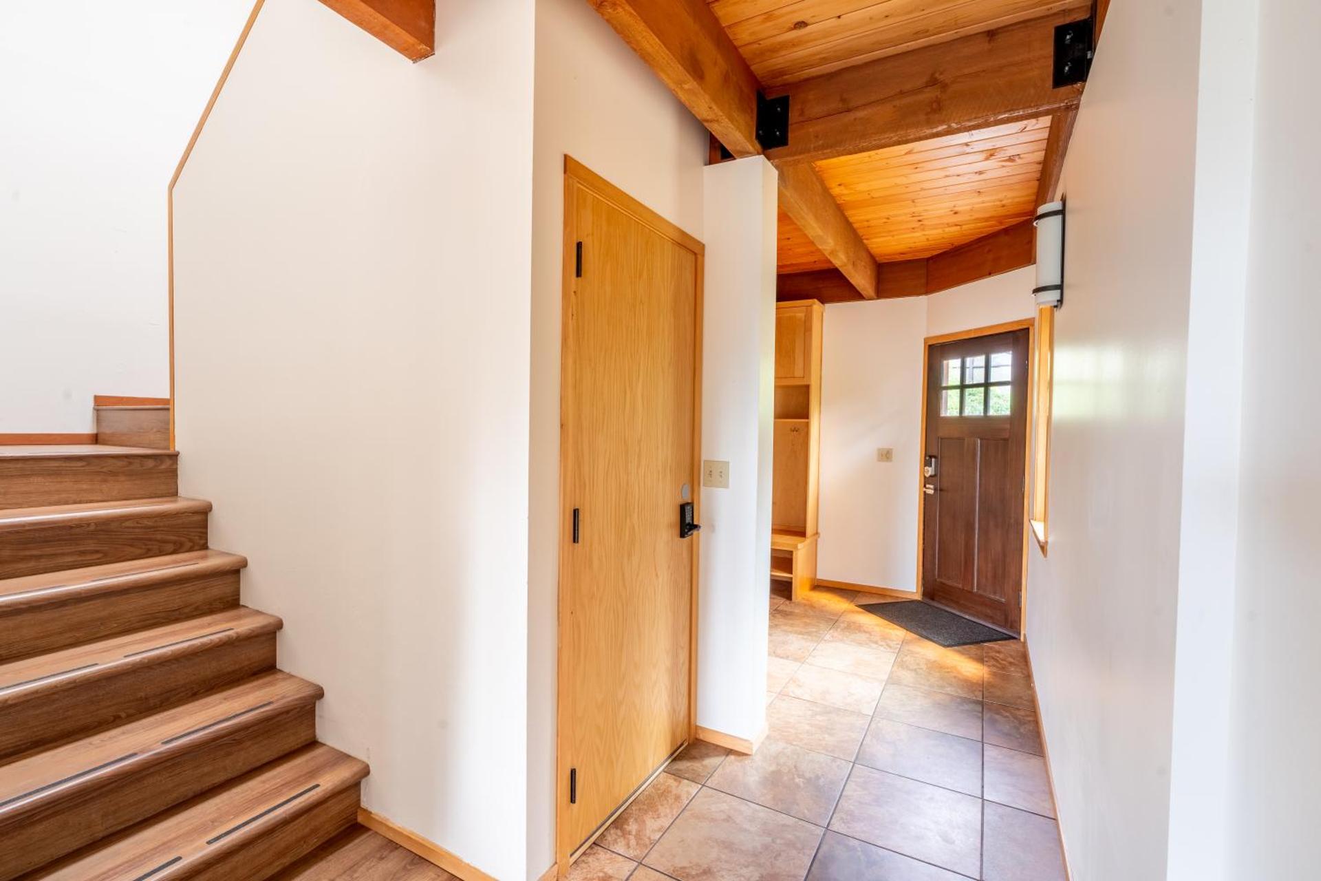 Stylish Deception Pass Retreat with Bay Views