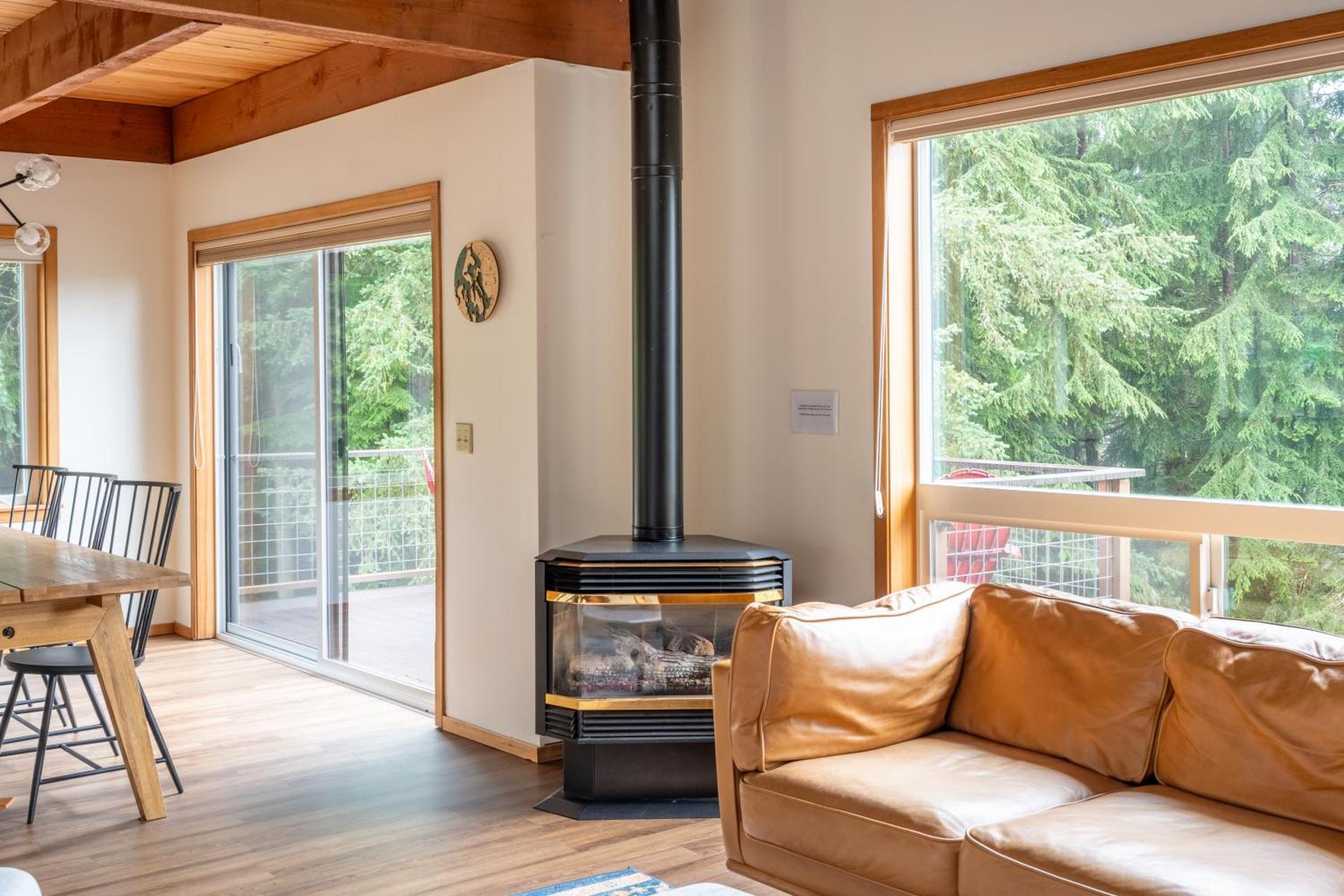 Stylish Deception Pass Retreat with Bay Views