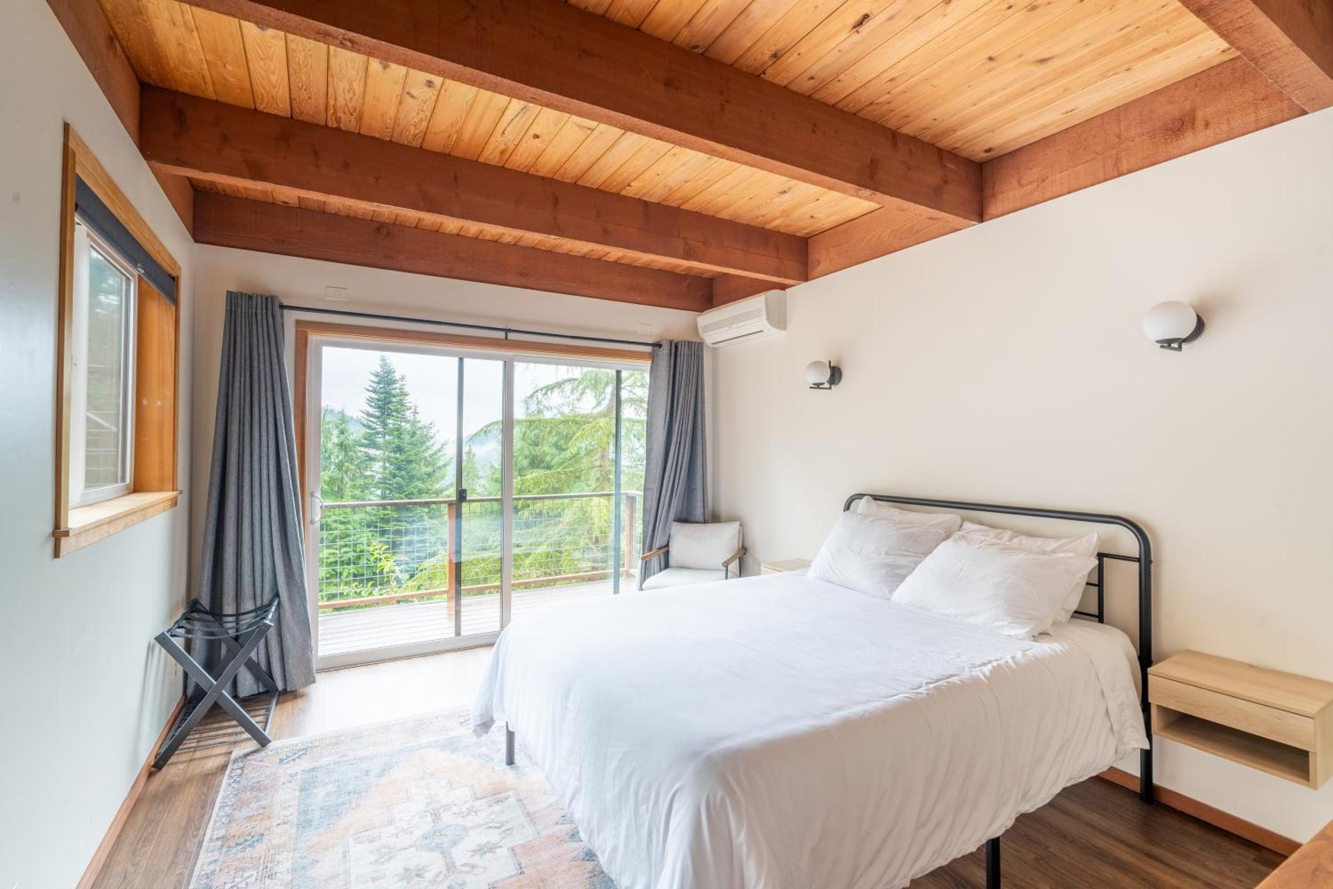 Stylish Deception Pass Retreat with Bay Views