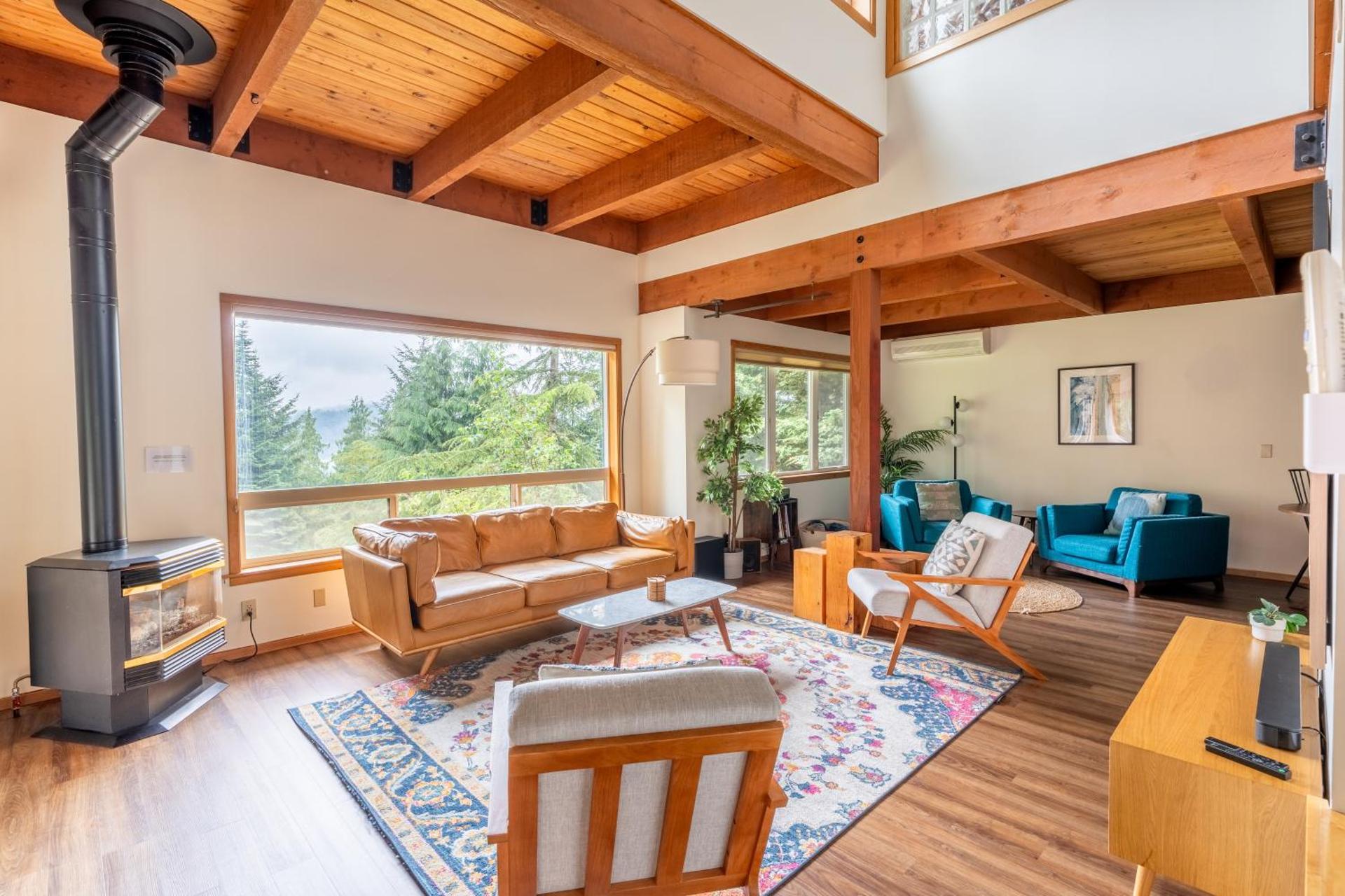 Stylish Deception Pass Retreat with Bay Views