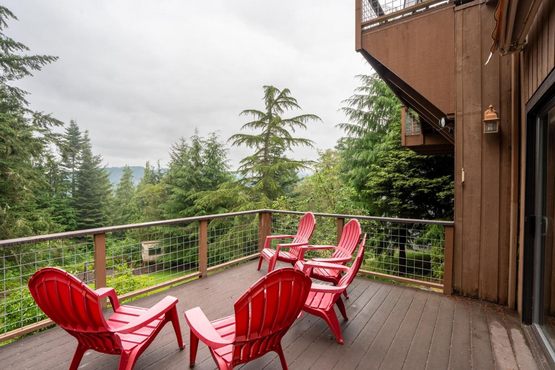 Stylish Deception Pass Retreat with Bay Views