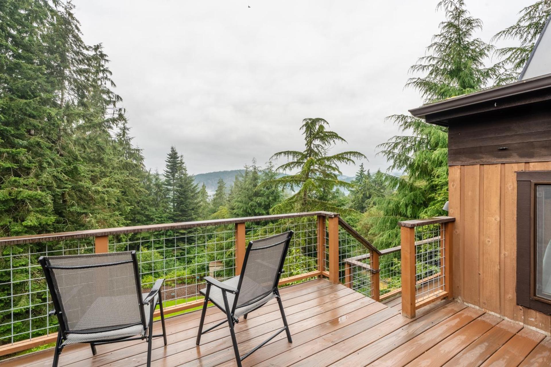 Stylish Deception Pass Retreat with Bay Views