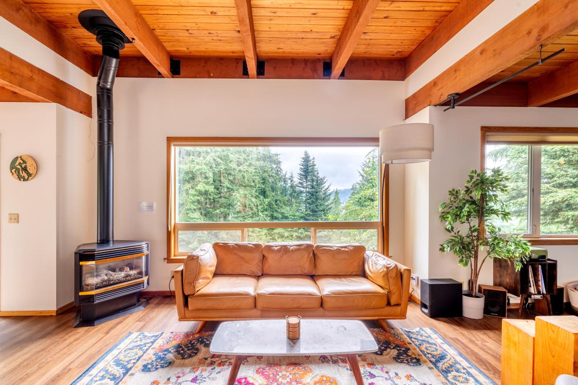Stylish Deception Pass Retreat with Bay Views