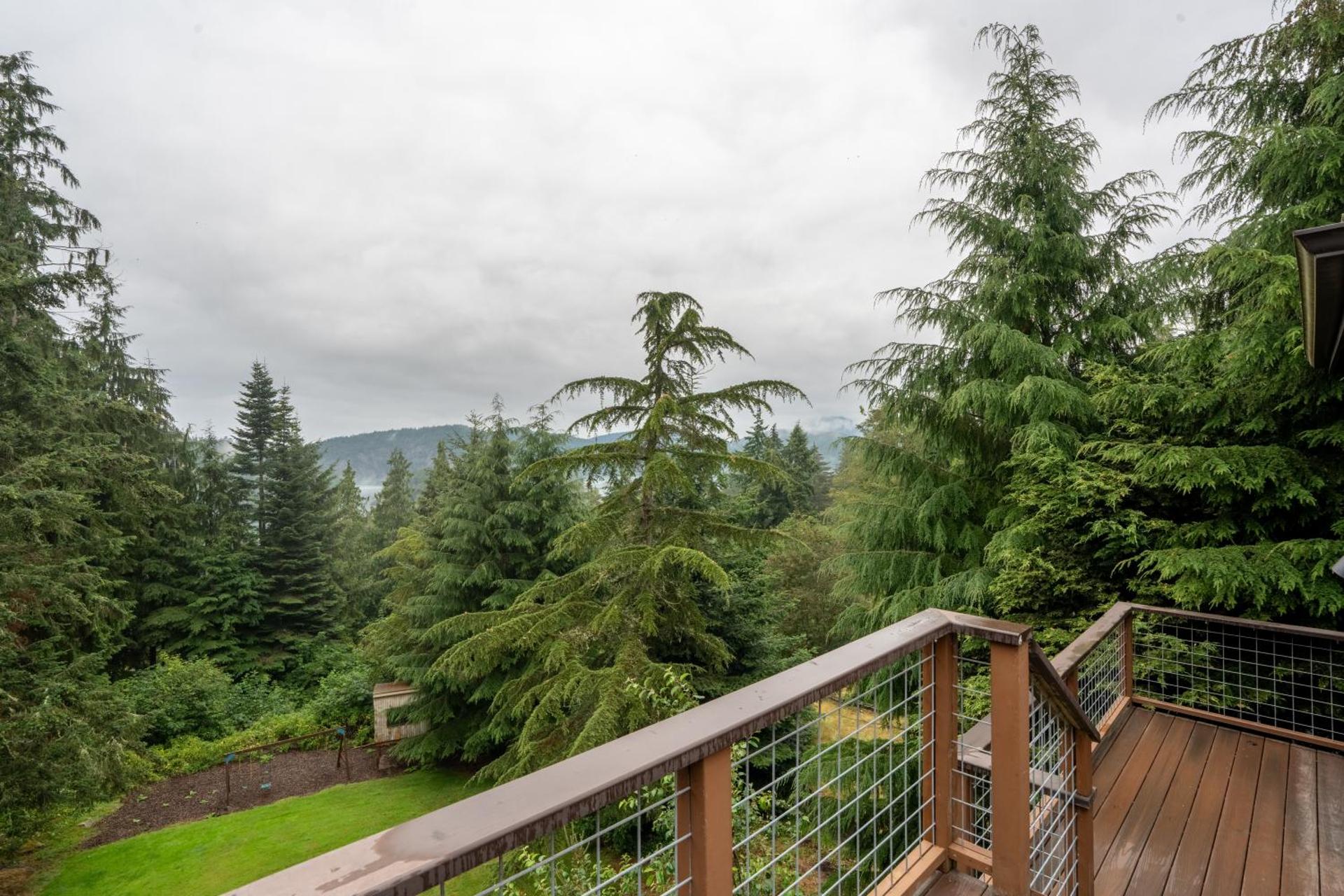 Stylish Deception Pass Retreat with Bay Views