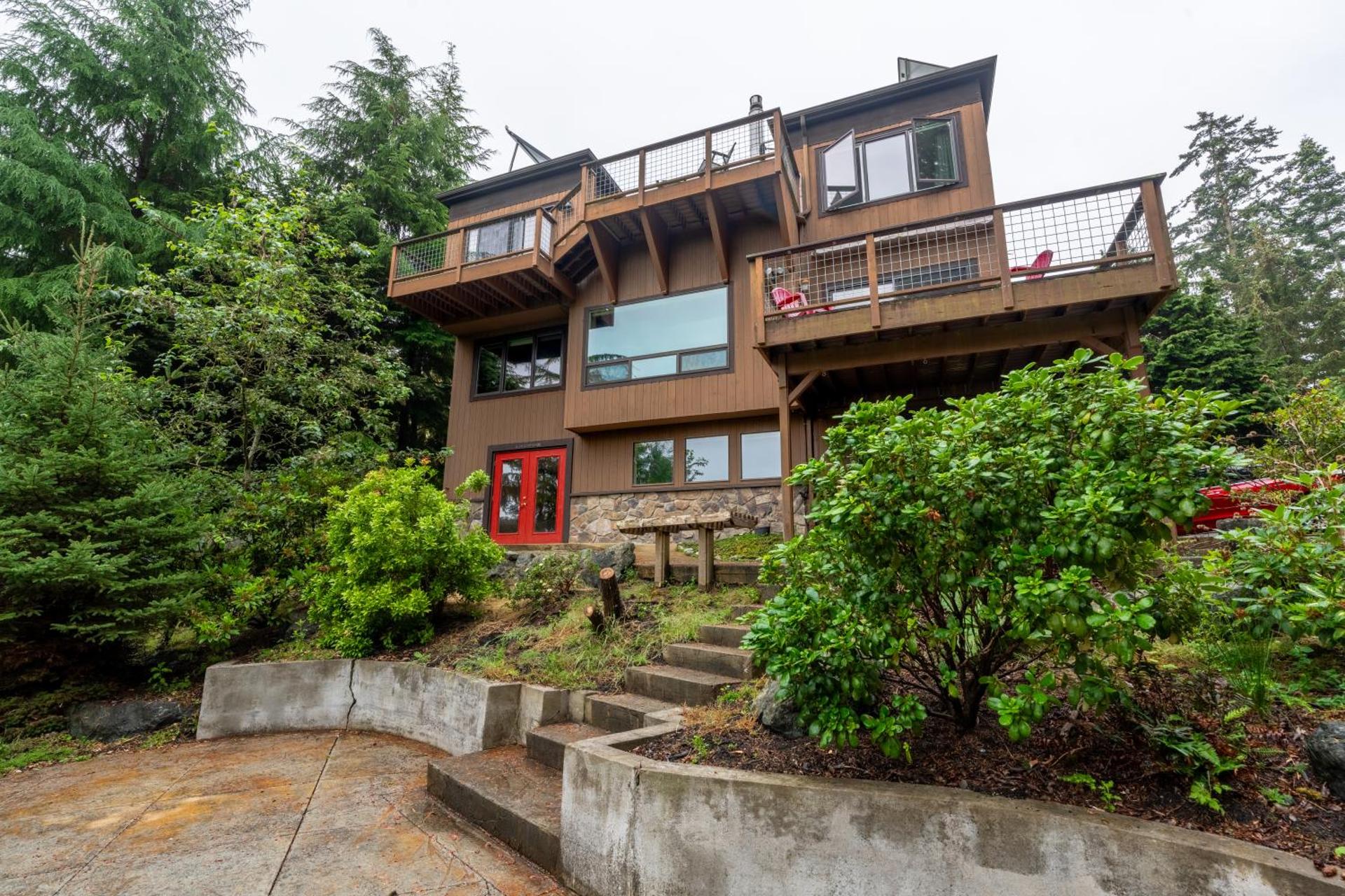 Stylish Deception Pass Retreat with Bay Views