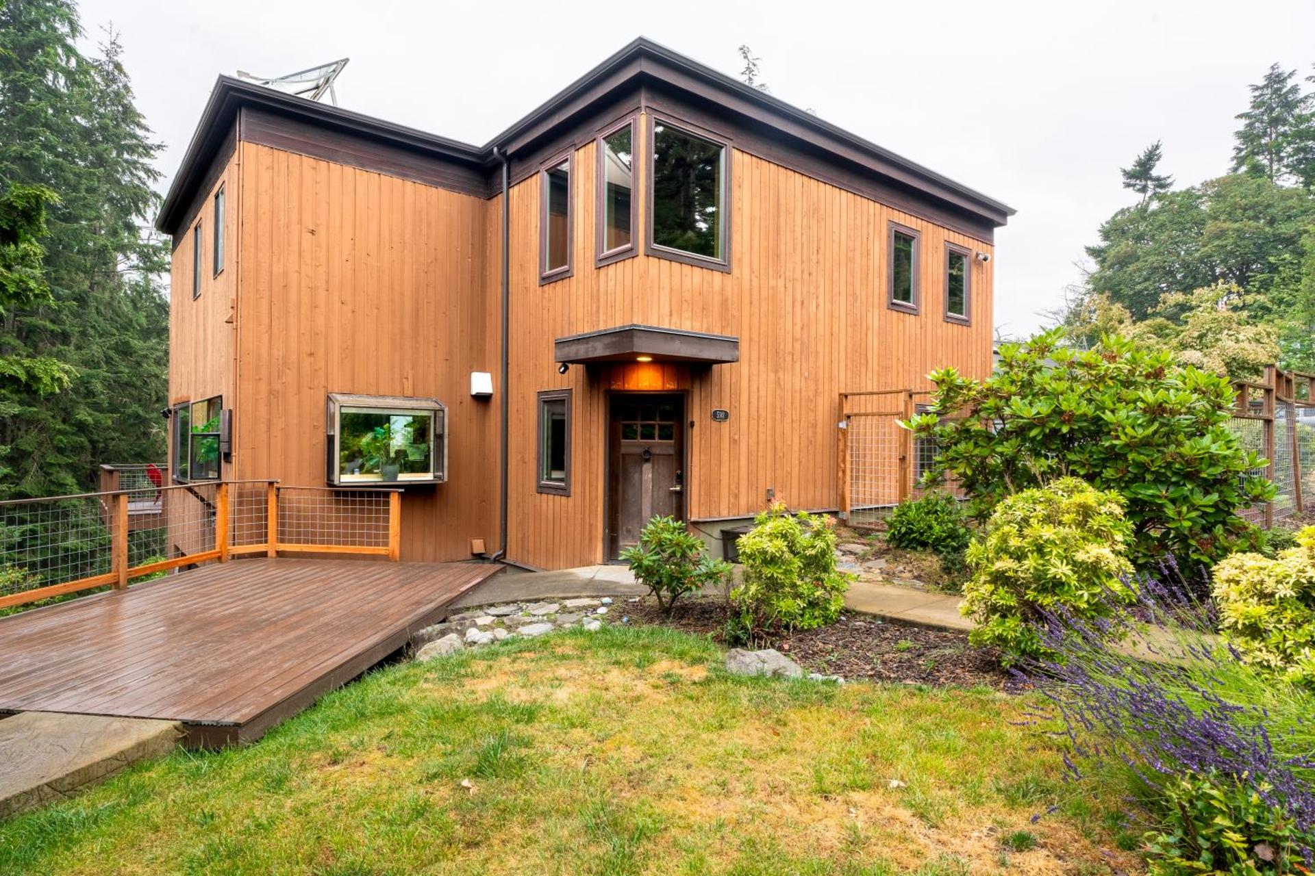 Stylish Deception Pass Retreat with Bay Views