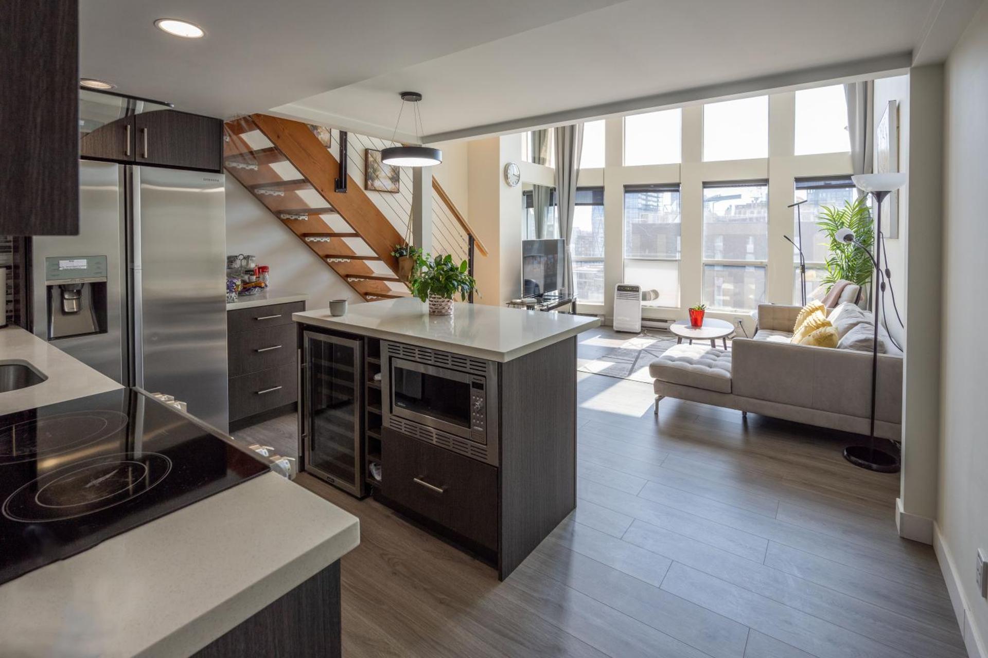 Modern top-floor 1-bedroom loft with free parking