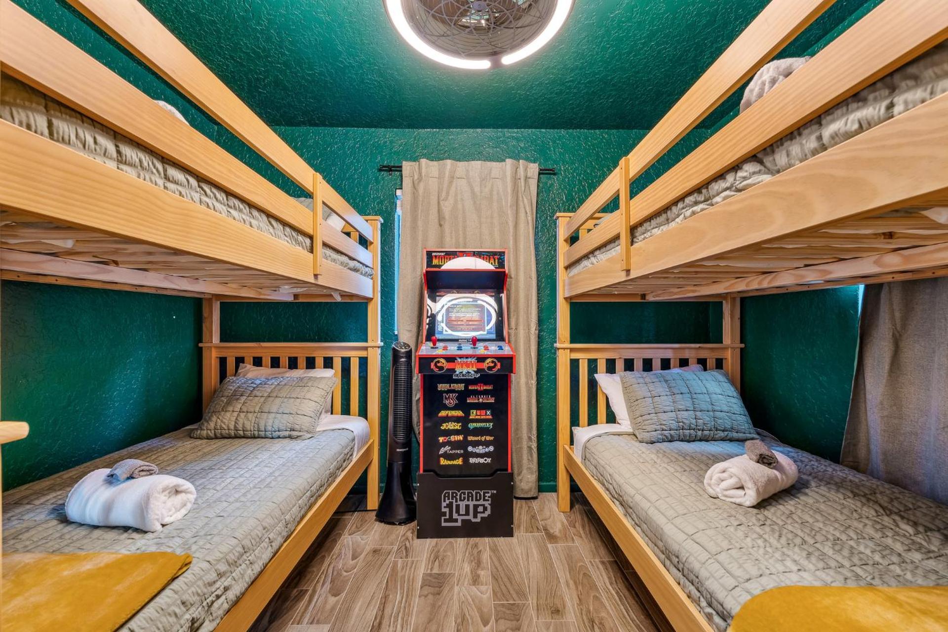 Surfari Pompano! Heated Pool Home 9 mins to Beach