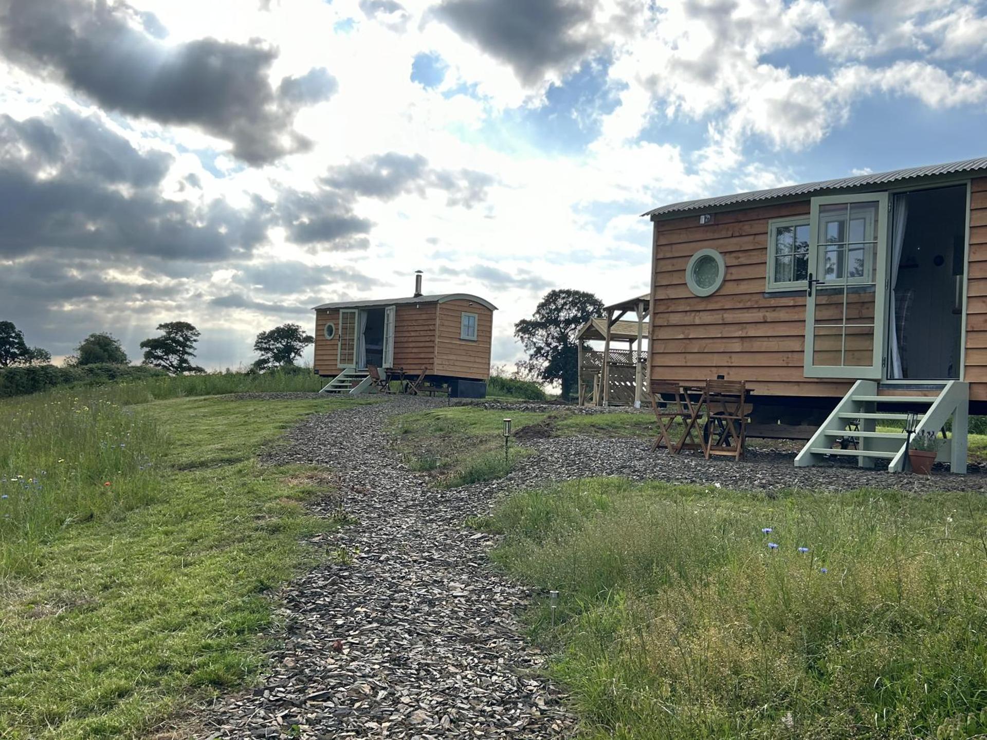 Cosy Devon Hut with Private Hot Tub