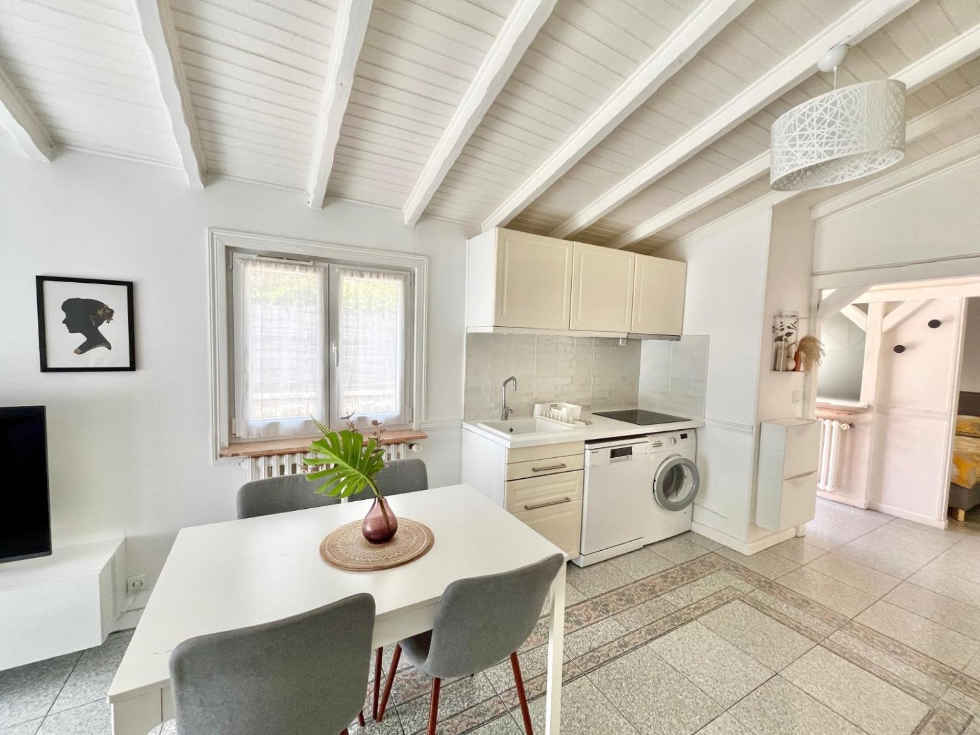 Little house 2 bedrooms -Terrace, Antony Center near Paris and Orly