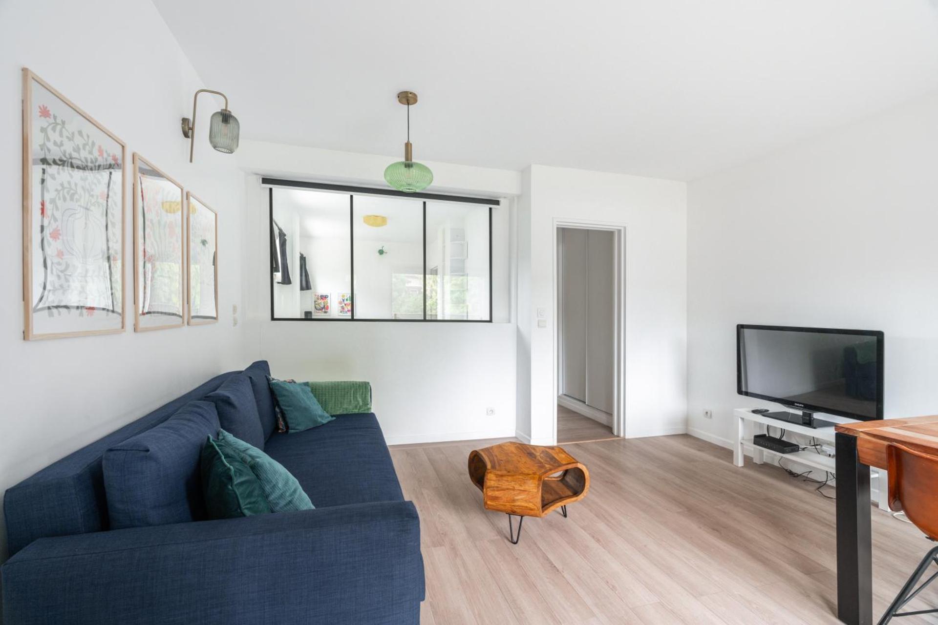 Le Grand Blanqui - Face RER B - Free Parking