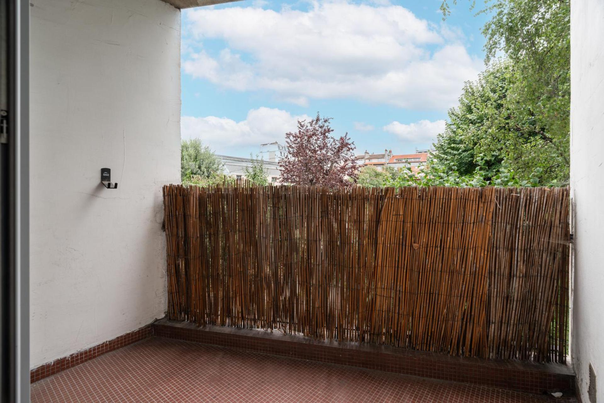 Le Grand Blanqui - Face RER B - Free Parking