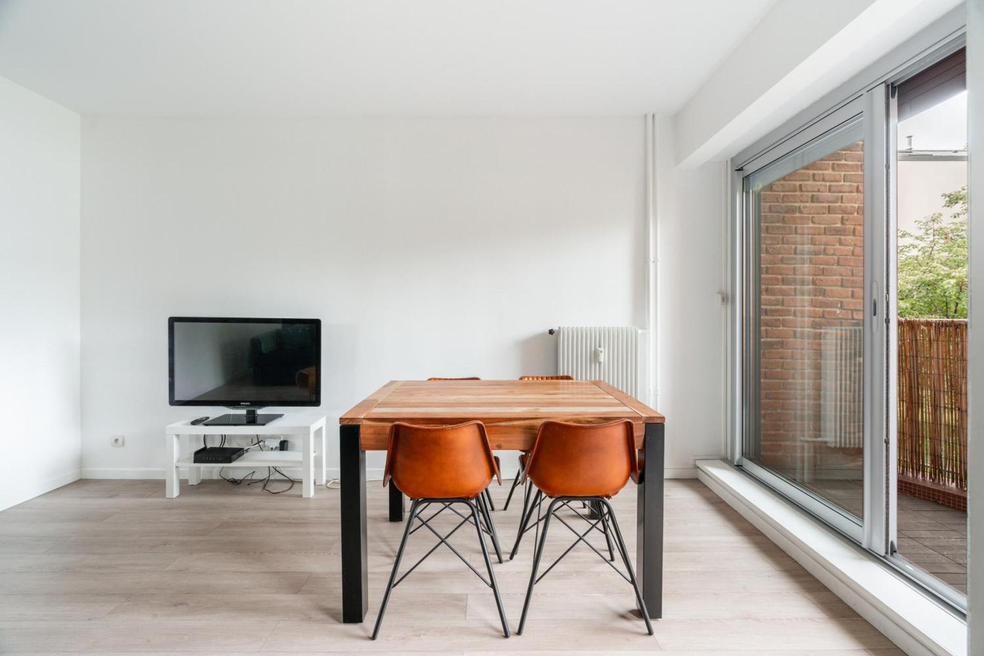 Le Grand Blanqui - Face RER B - Free Parking