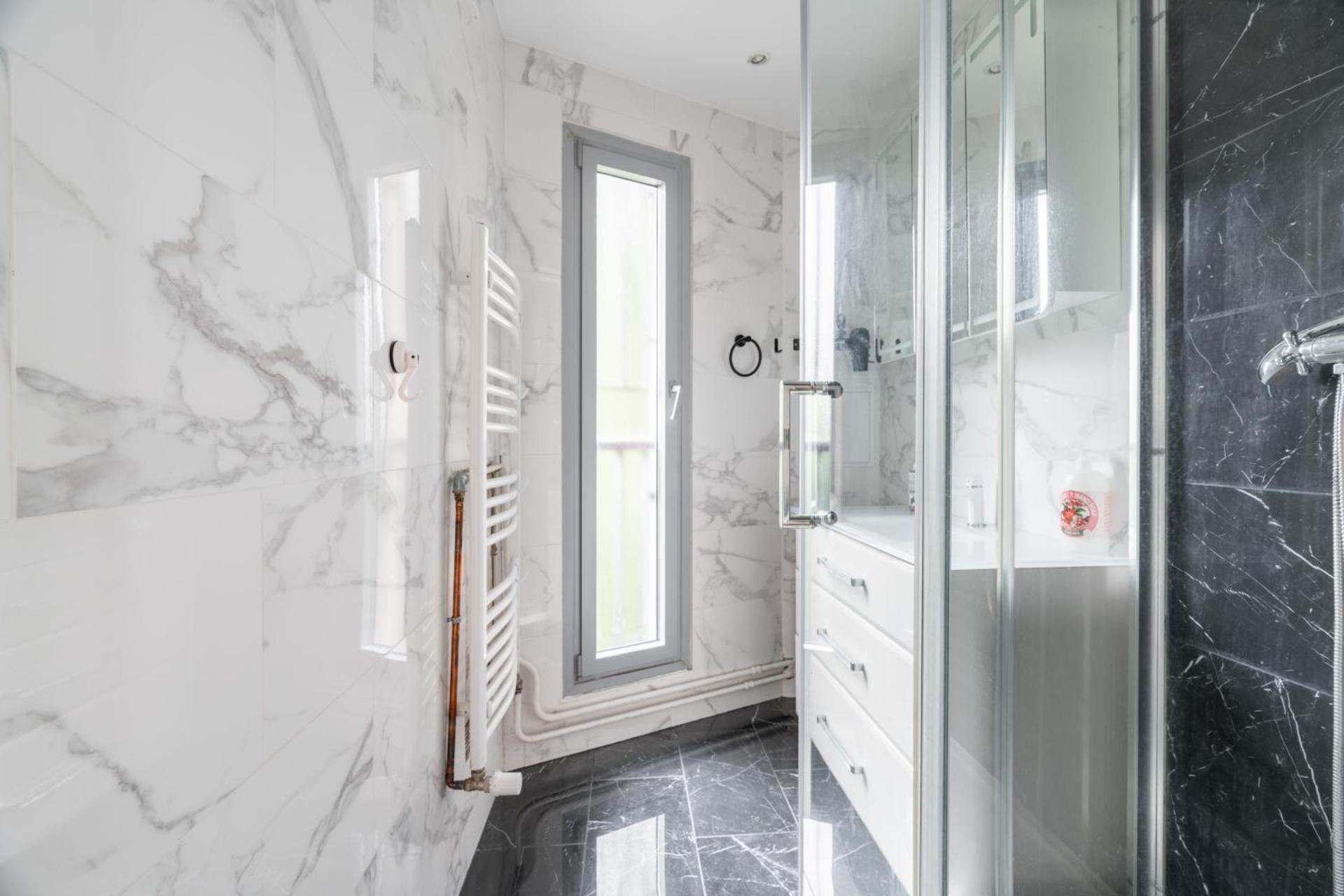 Le Grand Blanqui - Face RER B - Free Parking