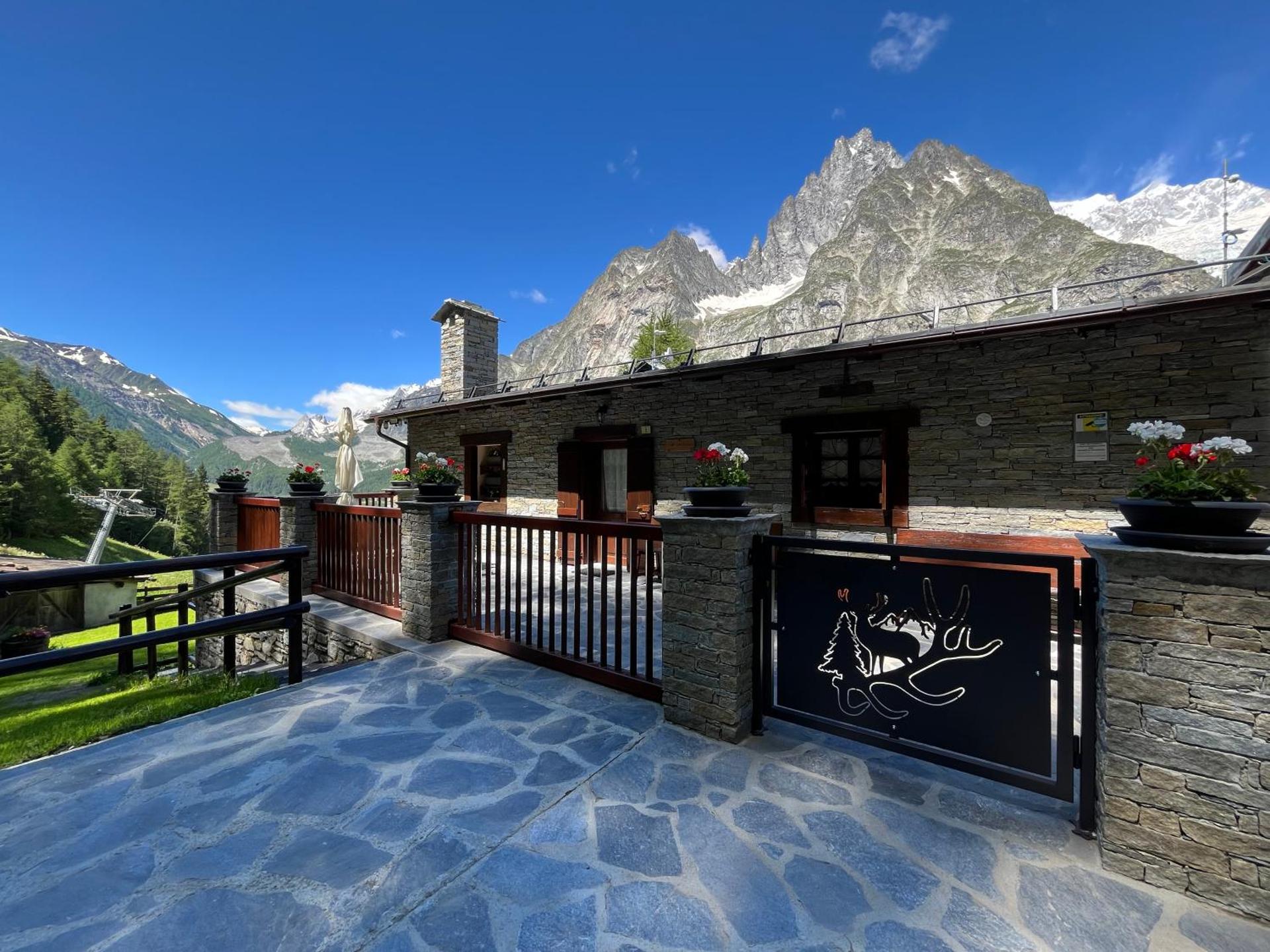 Chalet Chez Louis - Alpine Charm with Mont Blanc View & Ski Access