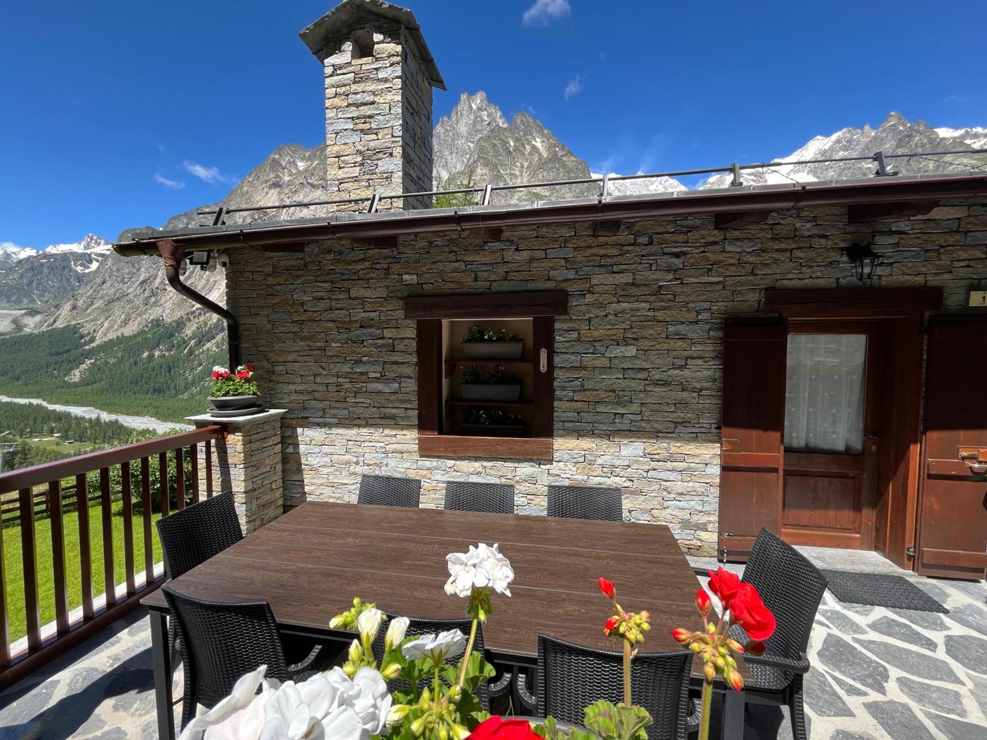 Chalet Chez Louis - Alpine Charm with Mont Blanc View & Ski Access