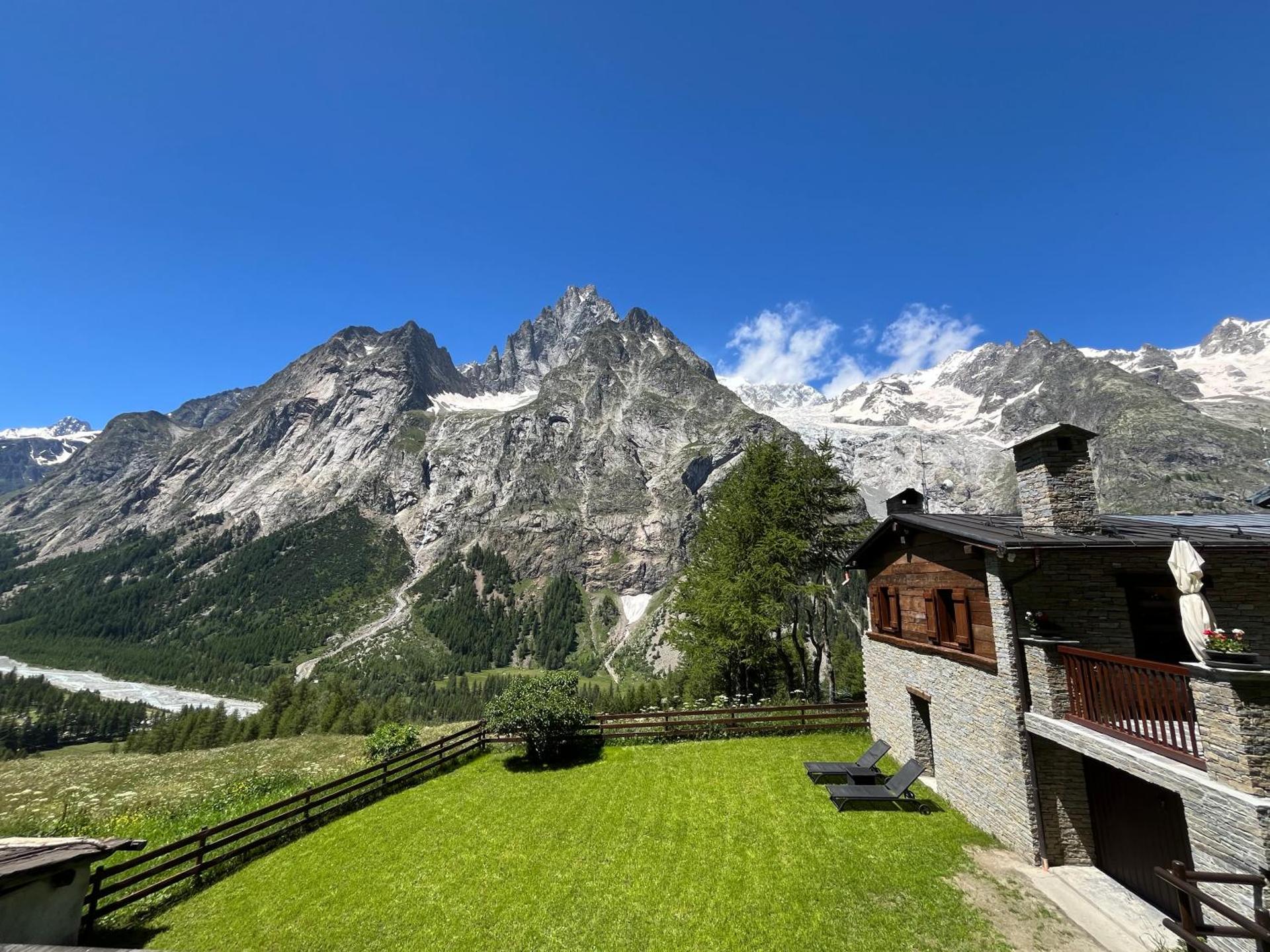 Chalet Chez Louis - Alpine Charm with Mont Blanc View & Ski Access