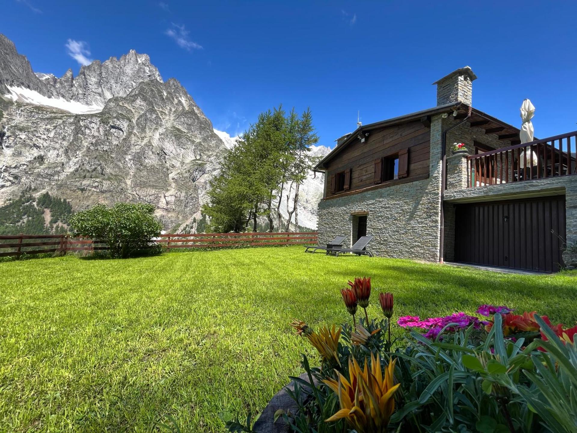 Chalet Chez Louis - Alpine Charm with Mont Blanc View & Ski Access