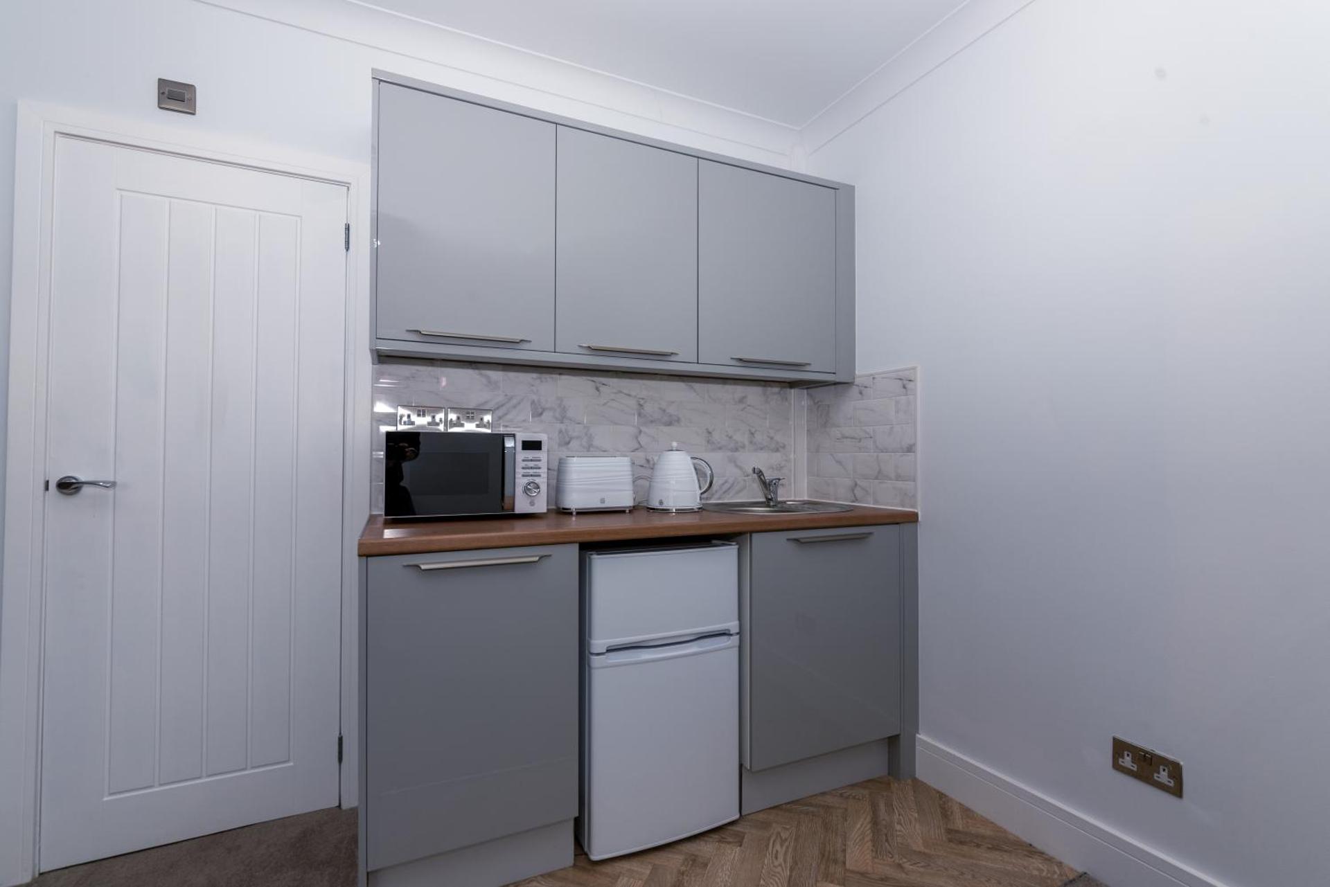 The Lincoln Suites near the Train StationWHOLE