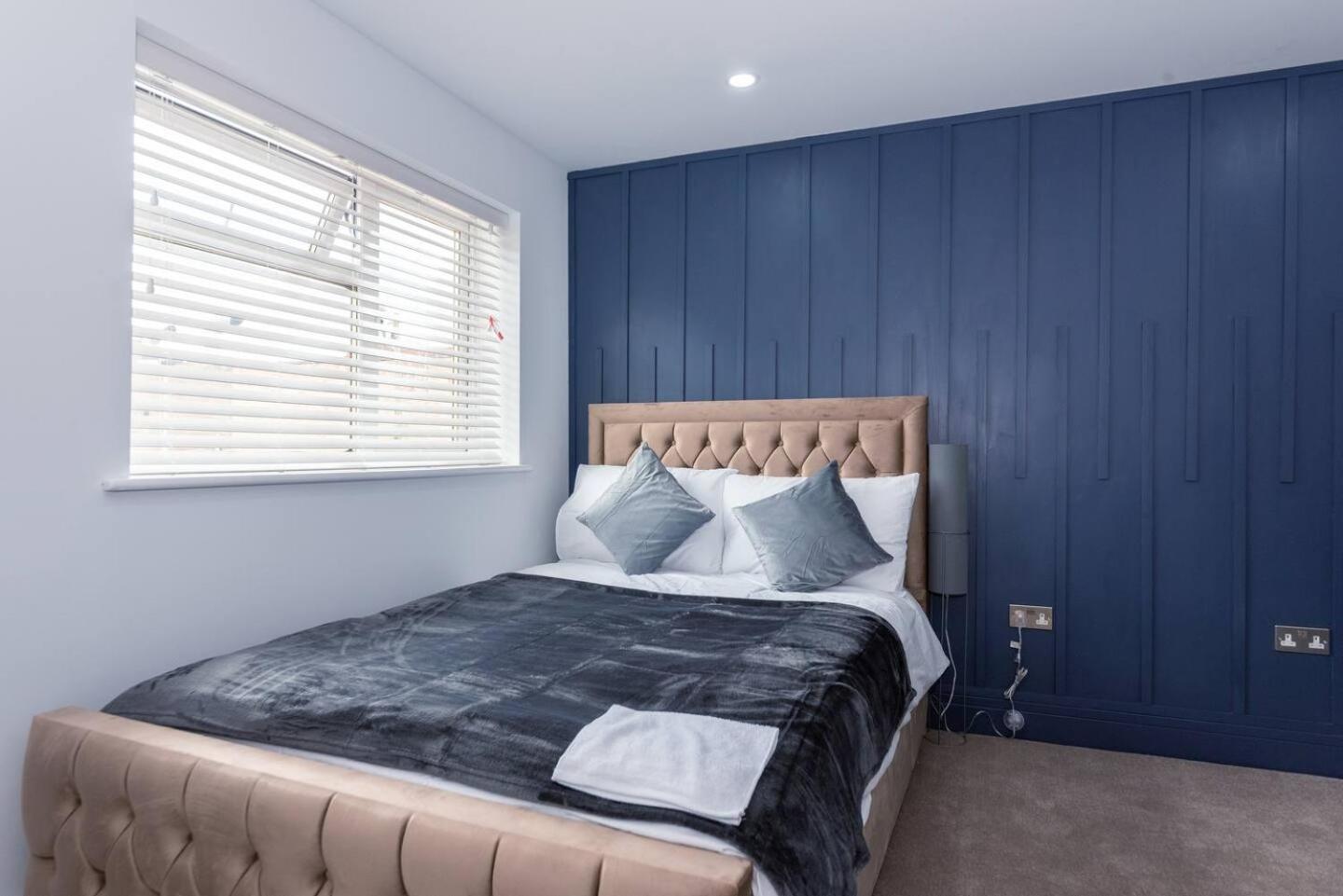 The Lincoln Suites near the Train StationWHOLE