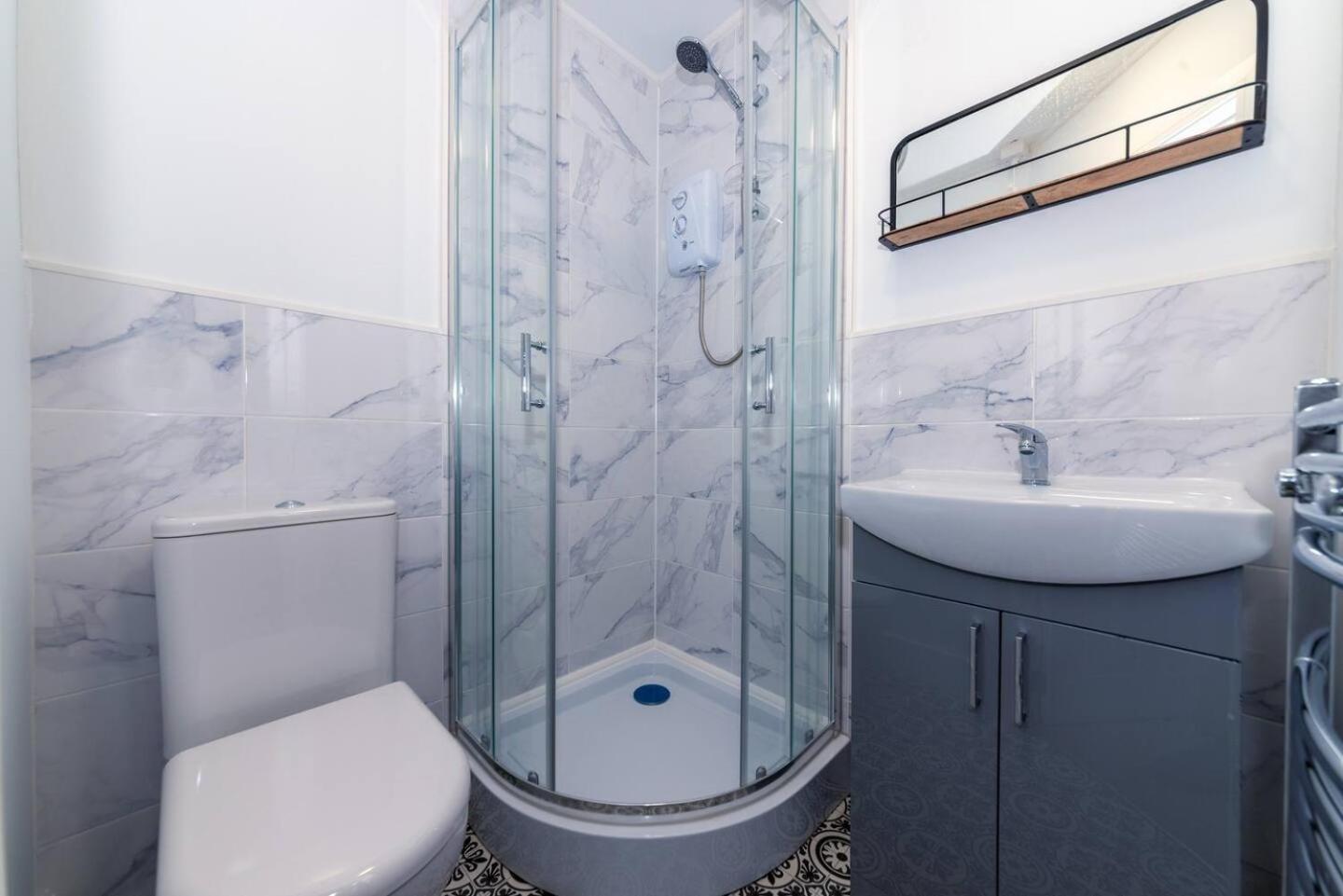 The Lincoln Suites near the Train StationWHOLE