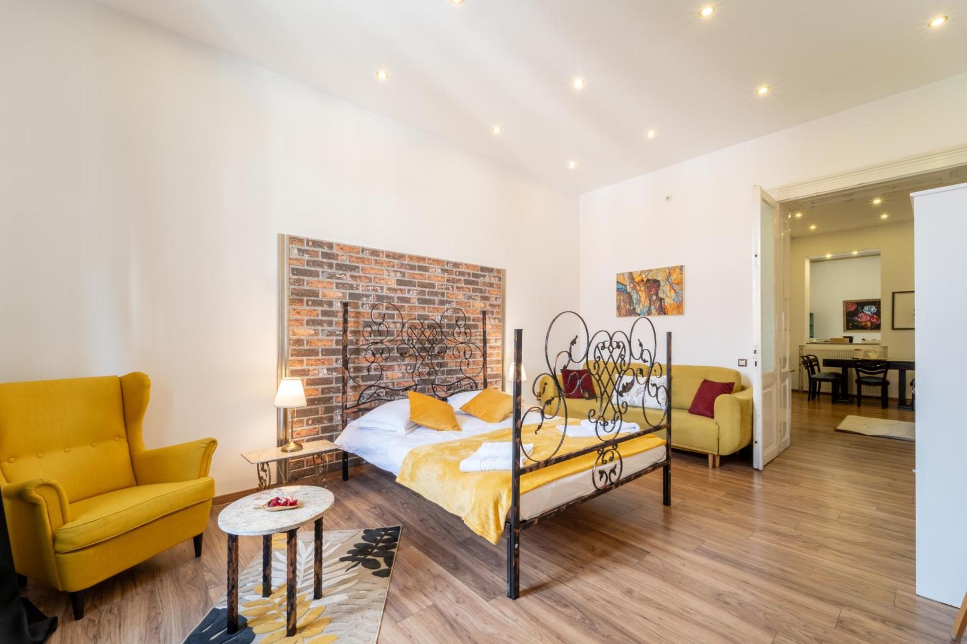 Cozy spacious 5 star accommodation in the heart of historic center