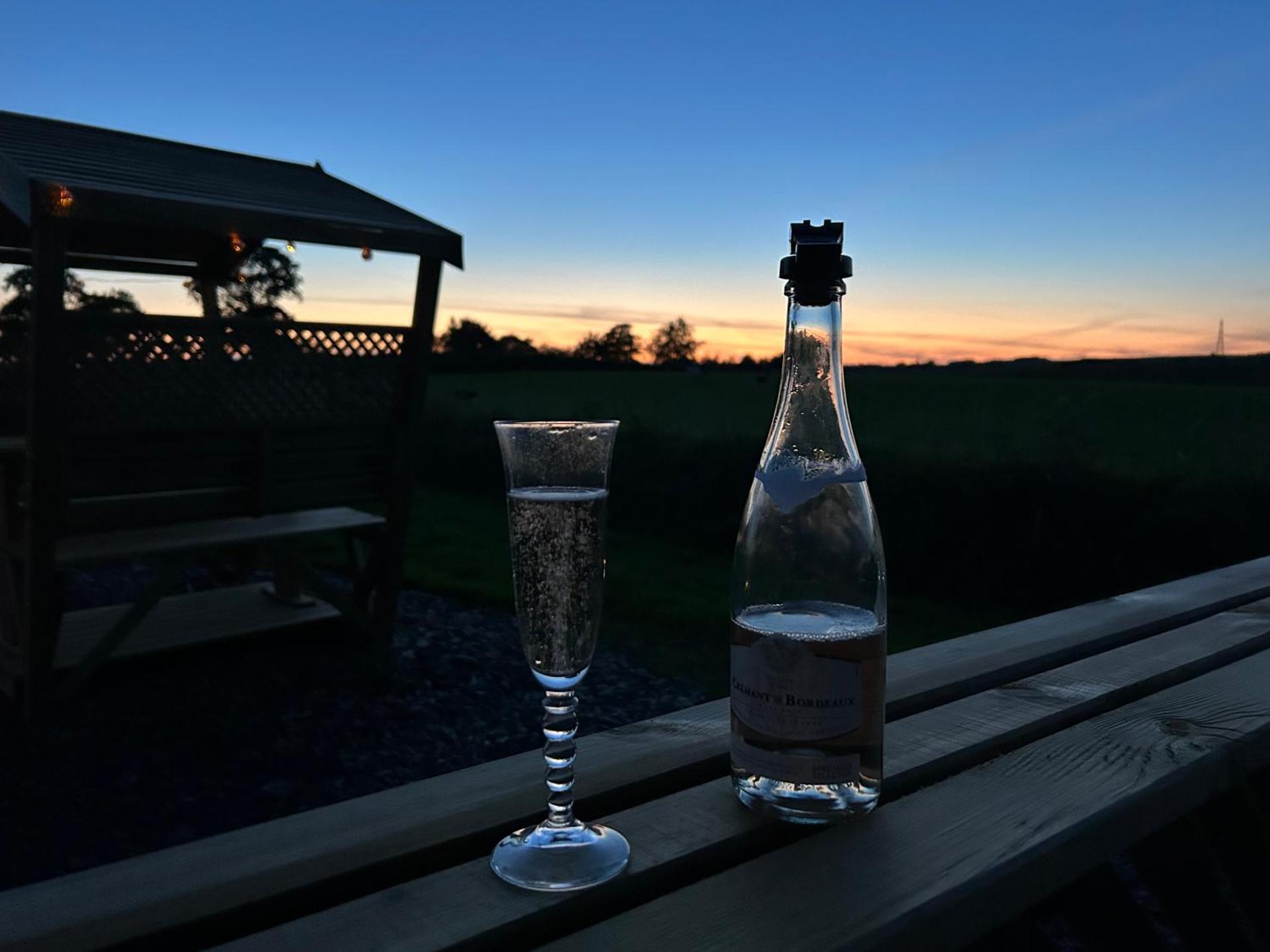 Cosy Devon Hut with Private Hot Tub