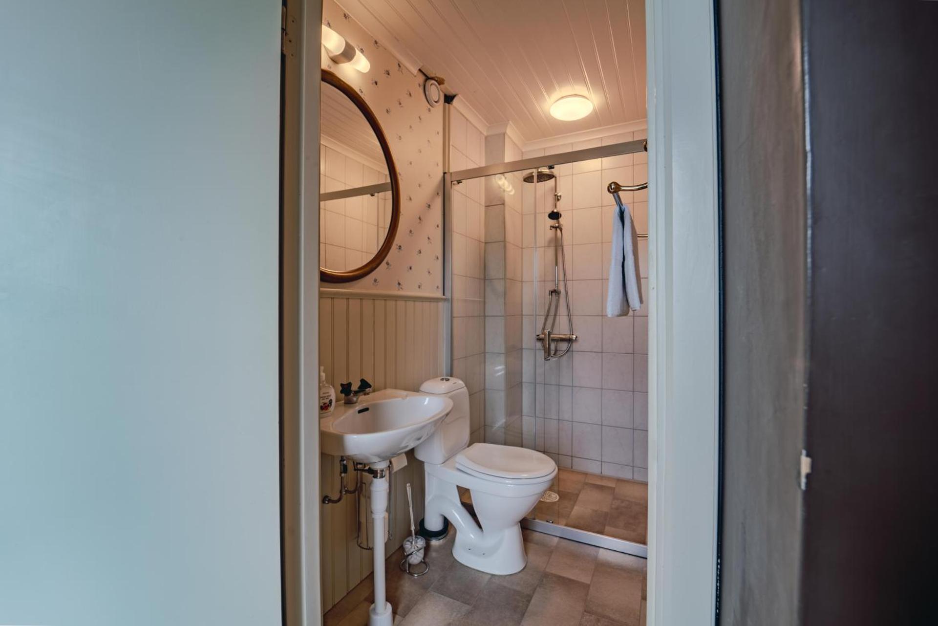 Twin Room with Shower