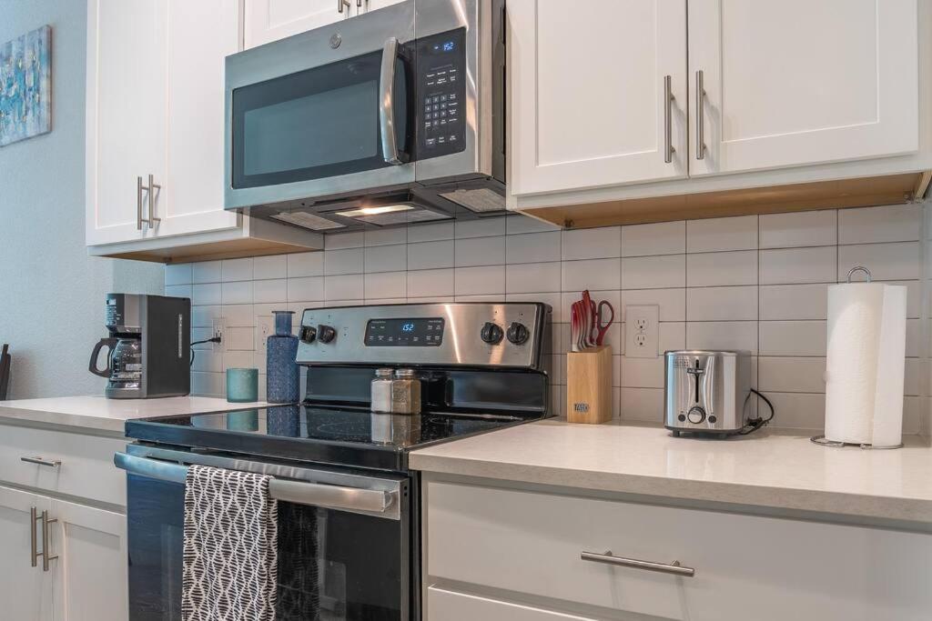 Beautiful RiverWalk Apt with Full Amenities, King Bed & Free Parking