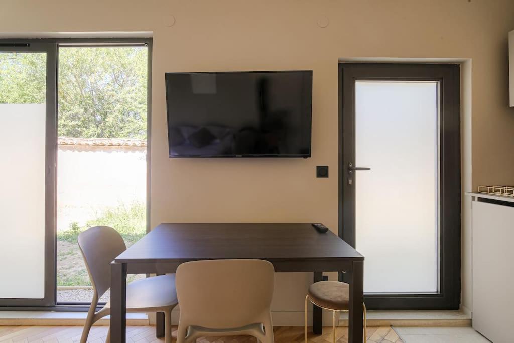 Petit studio compact et moderne, Écully