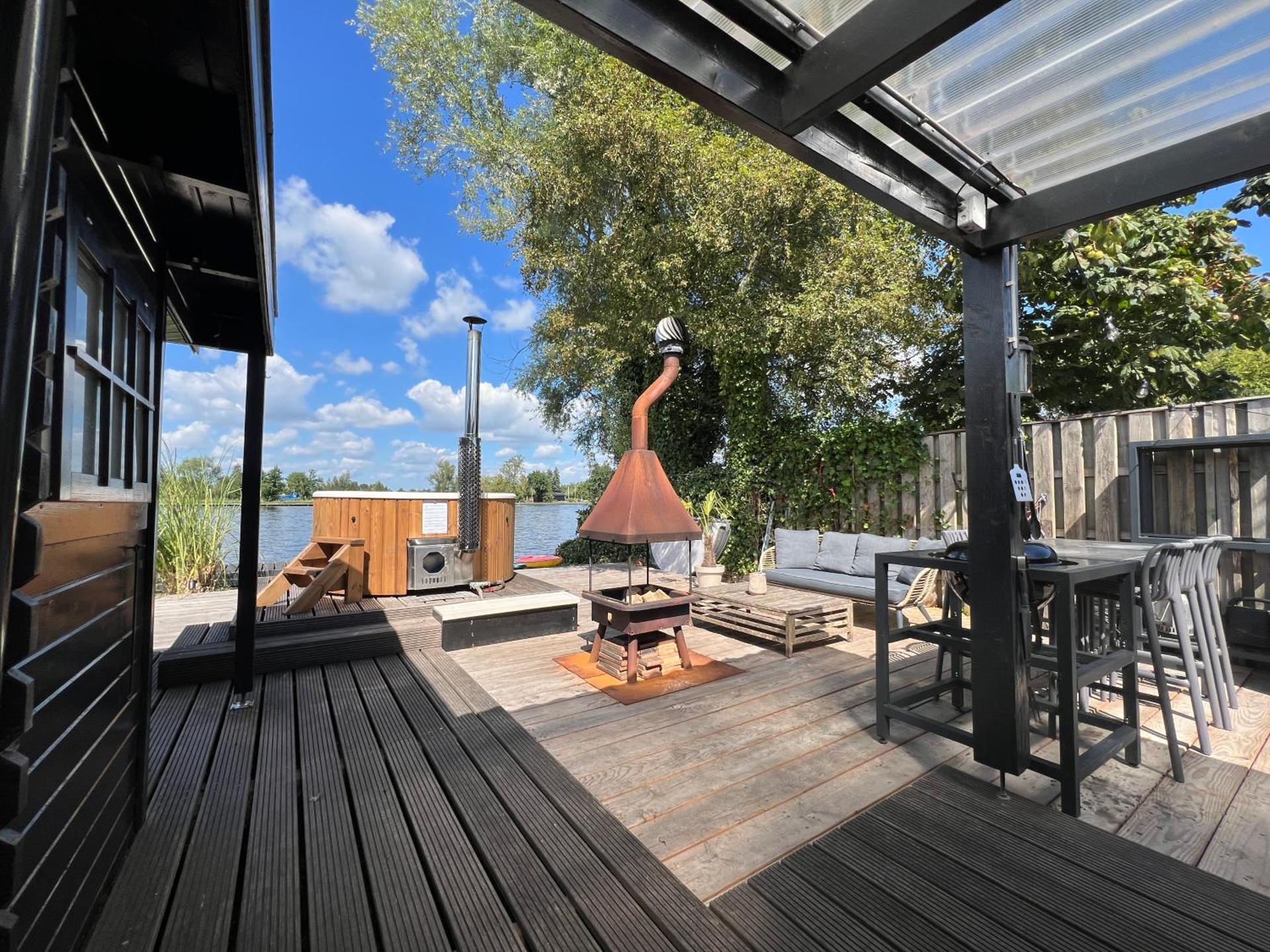 New- The Cabana- With Sauna and Hot Tub, on a lake near Amsterdam