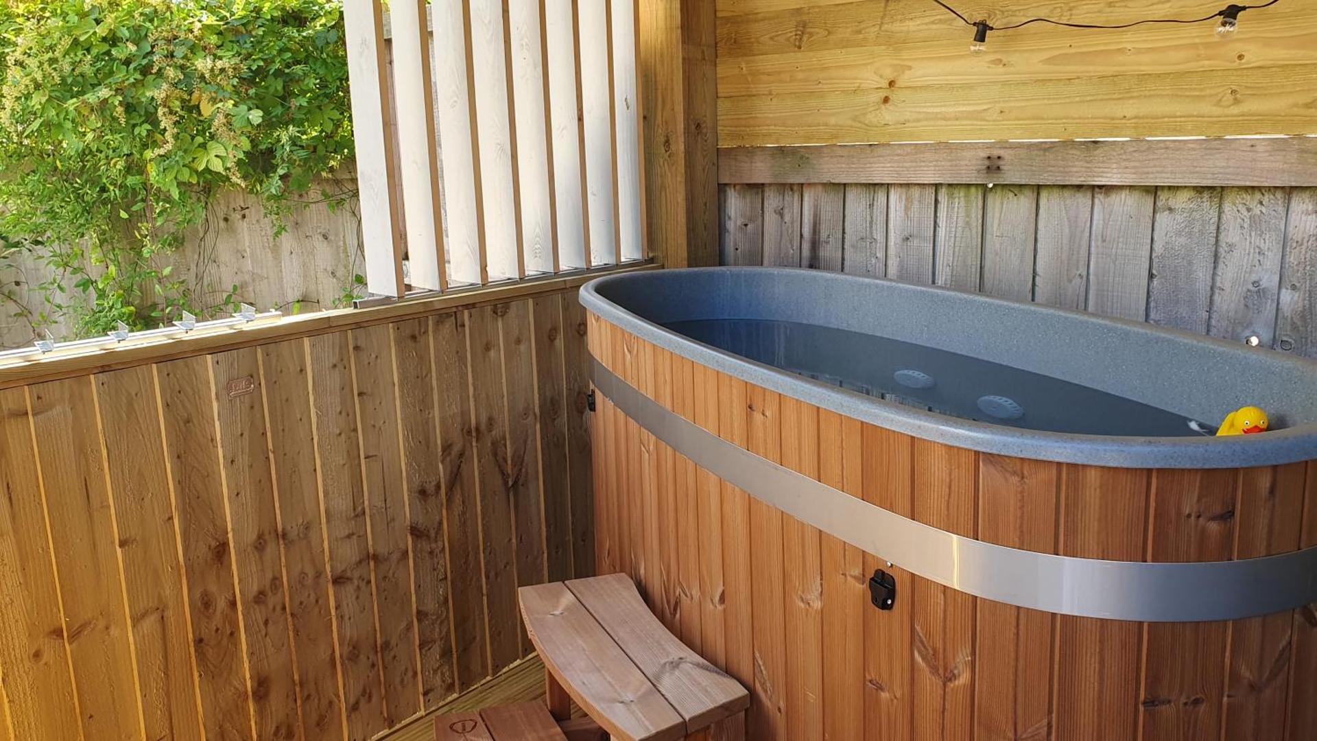 Bijou Coastal Apartment in Polperro With Hot Tub, Onsite Parking 5 min Downhill Walk To Village