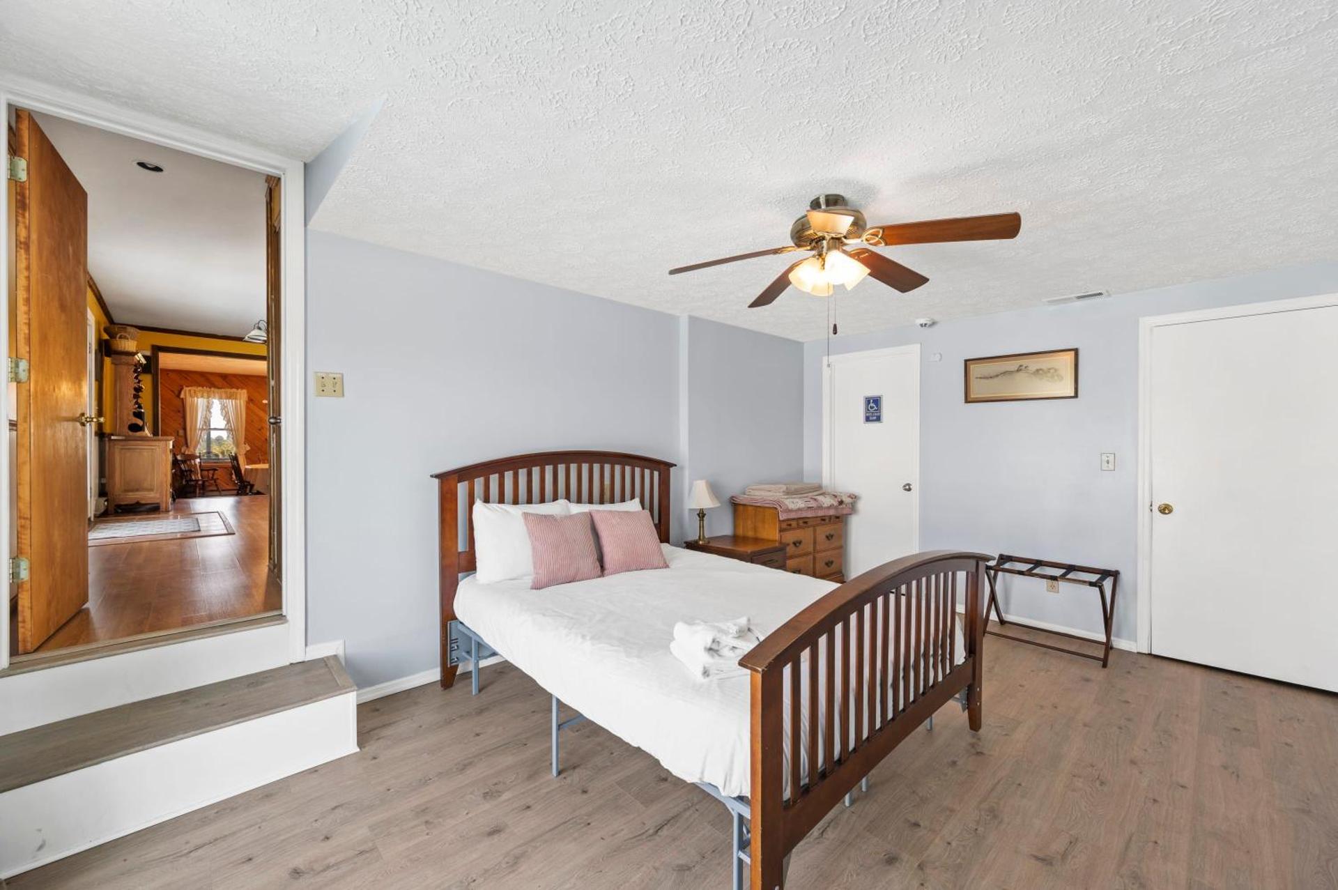 Country Lodge for 18, With Pool and Pond, Near Ark