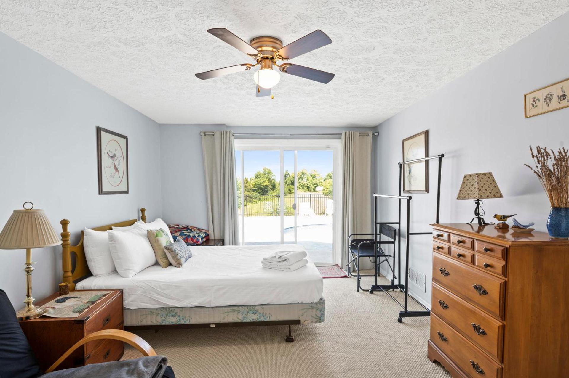 Country Lodge for 18, With Pool and Pond, Near Ark