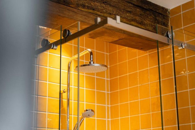 Habitación con cama extragrande.