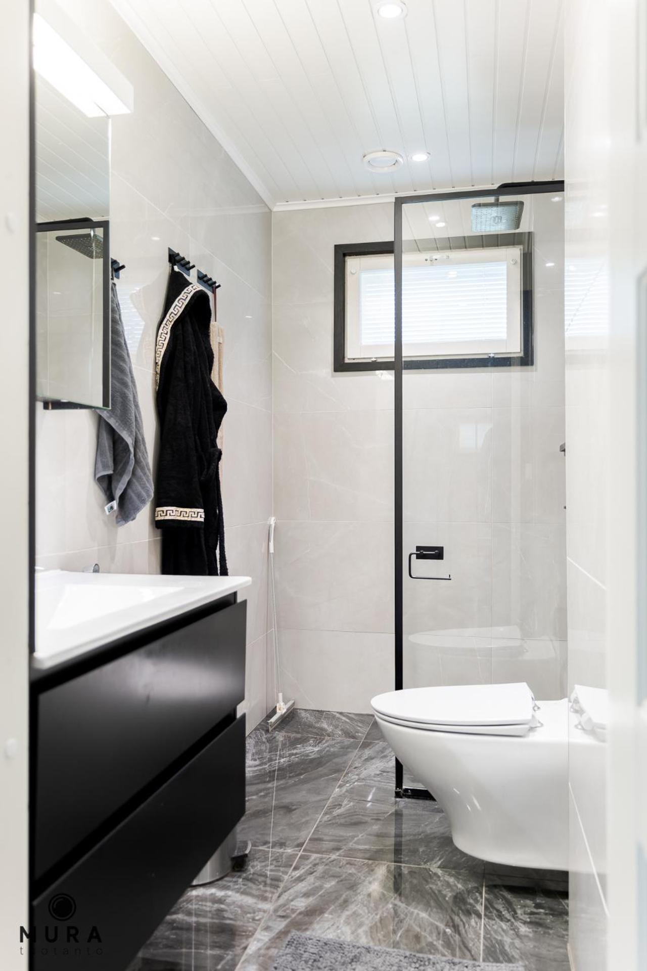 Villa Gaia! - Luxury villa with jacuzzi and beach close to trainstation 10 minutes from Tampere city! 1,5 hours to Helsinki