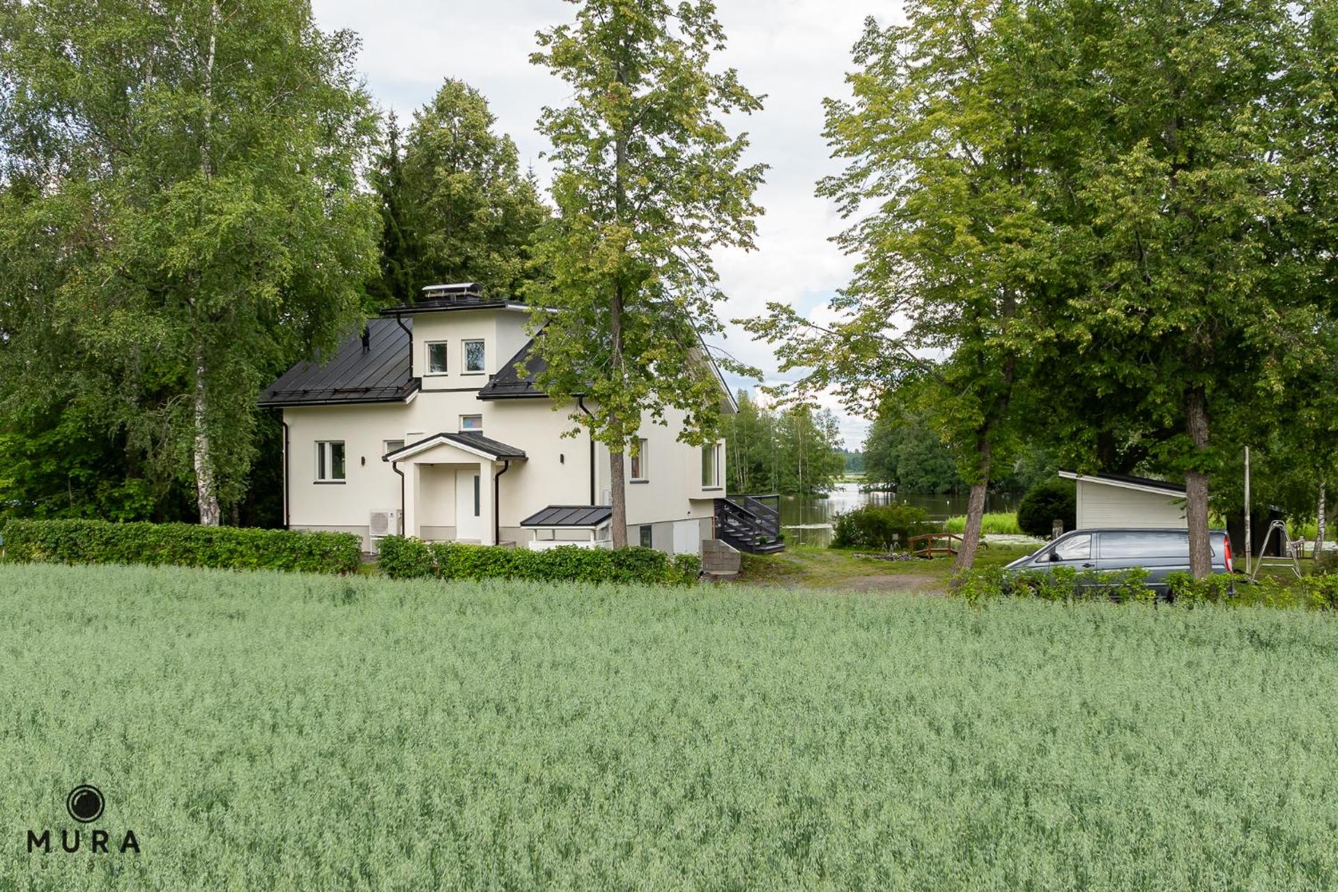 Villa Gaia! - Luxury villa with jacuzzi and beach close to trainstation 10 minutes from Tampere city! 1,5 hours to Helsinki