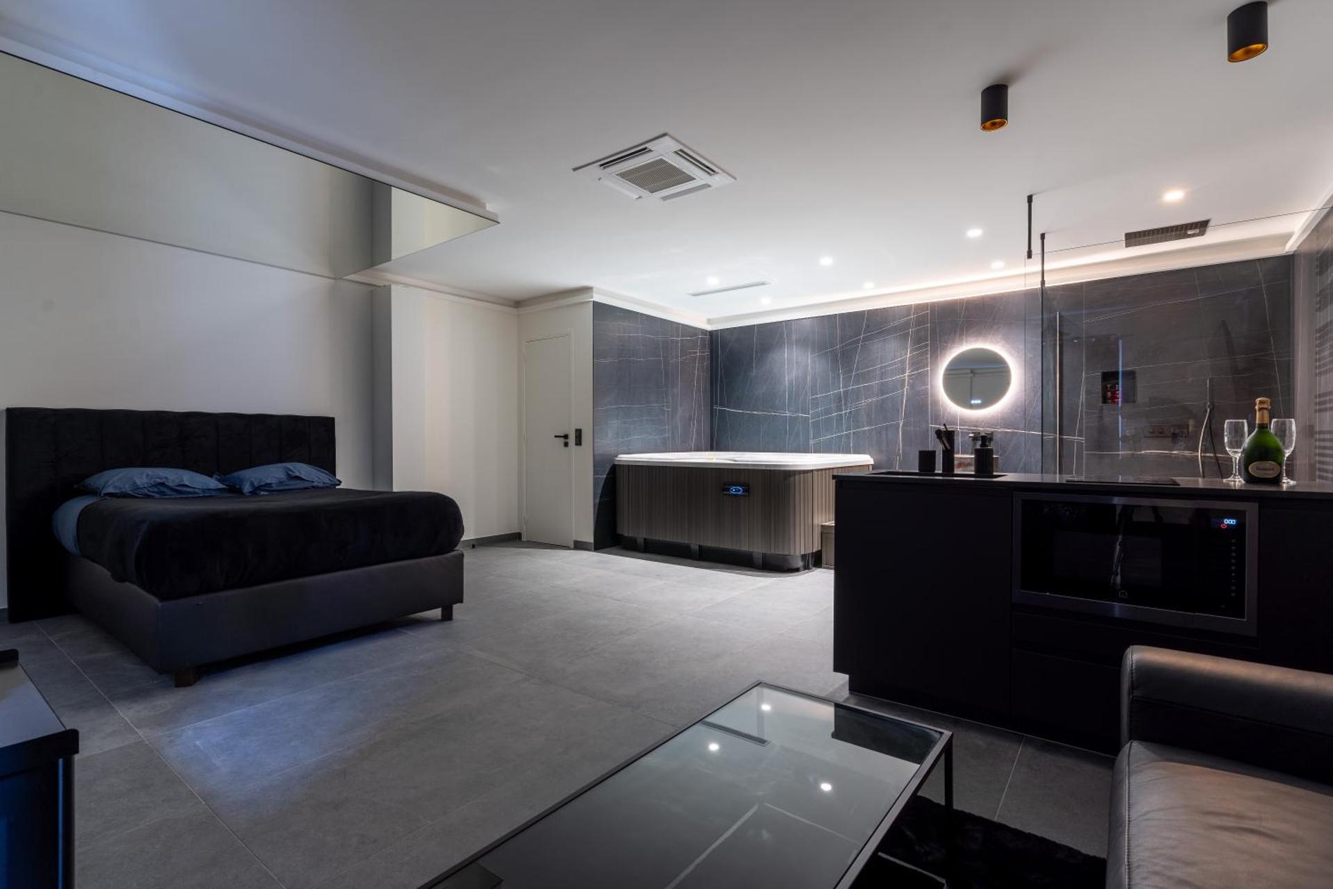 SUITE Esbly, Jacuzzi, Terrasse, Disneyland