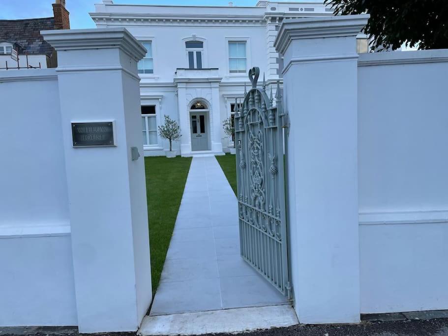 Willow House, Georgian Property in Shepperton, Double-Bed with Living Room, Bathroom and Utility Room available