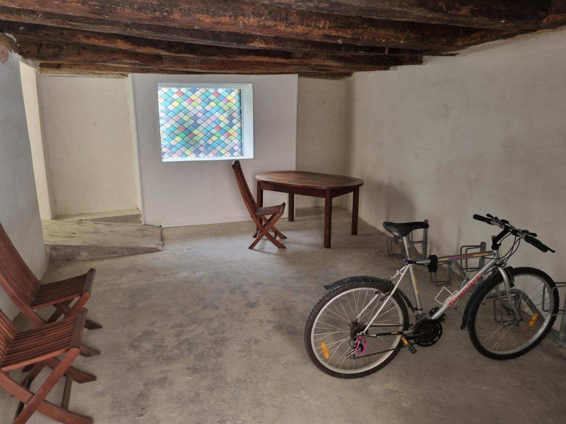 Fenêtre sur cour du Docteur Privey - Secure Park Bike - 3 mn Autoroute