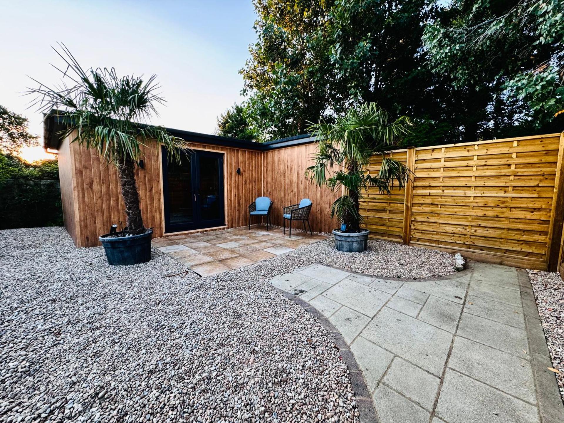 The Hideout - private luxury cabin near the sea with garden area, sea views and parking