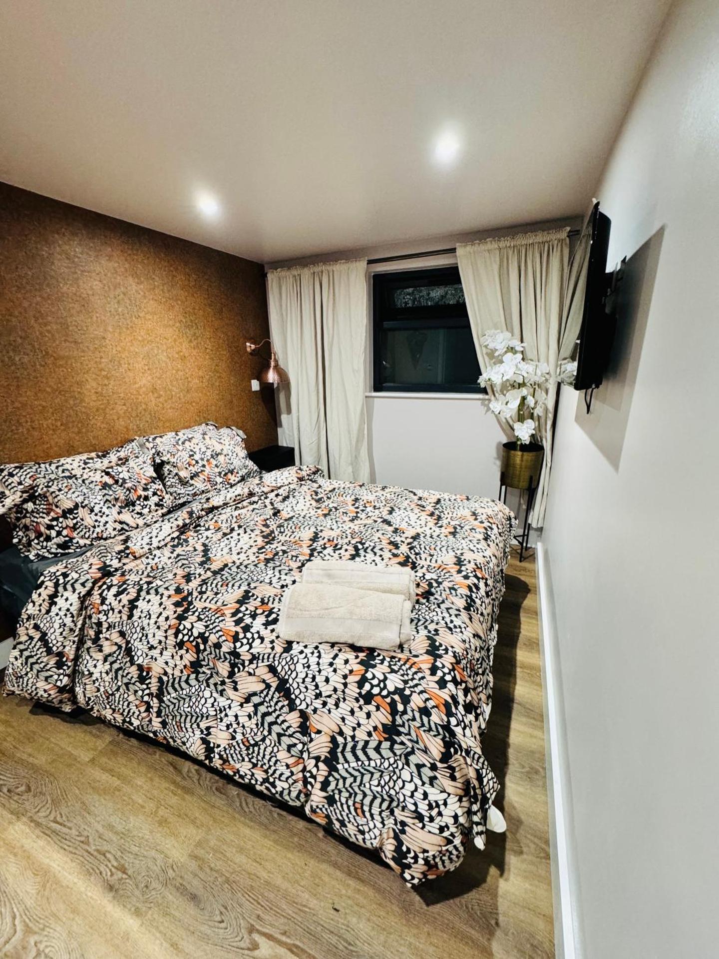 The Hideout - private luxury cabin near the sea with garden area, sea views and parking